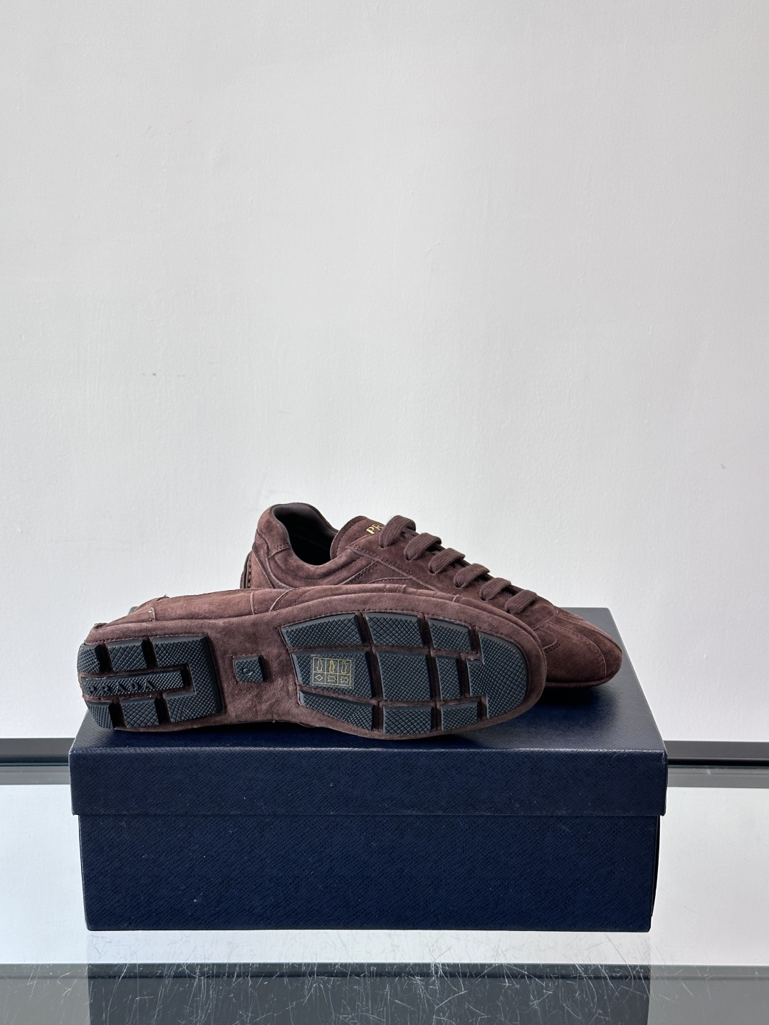 Prada Montecarlo男士薄底运动鞋，采用优质NaPPa皮革，质感细腻又耐用。灵感源自赛车运动