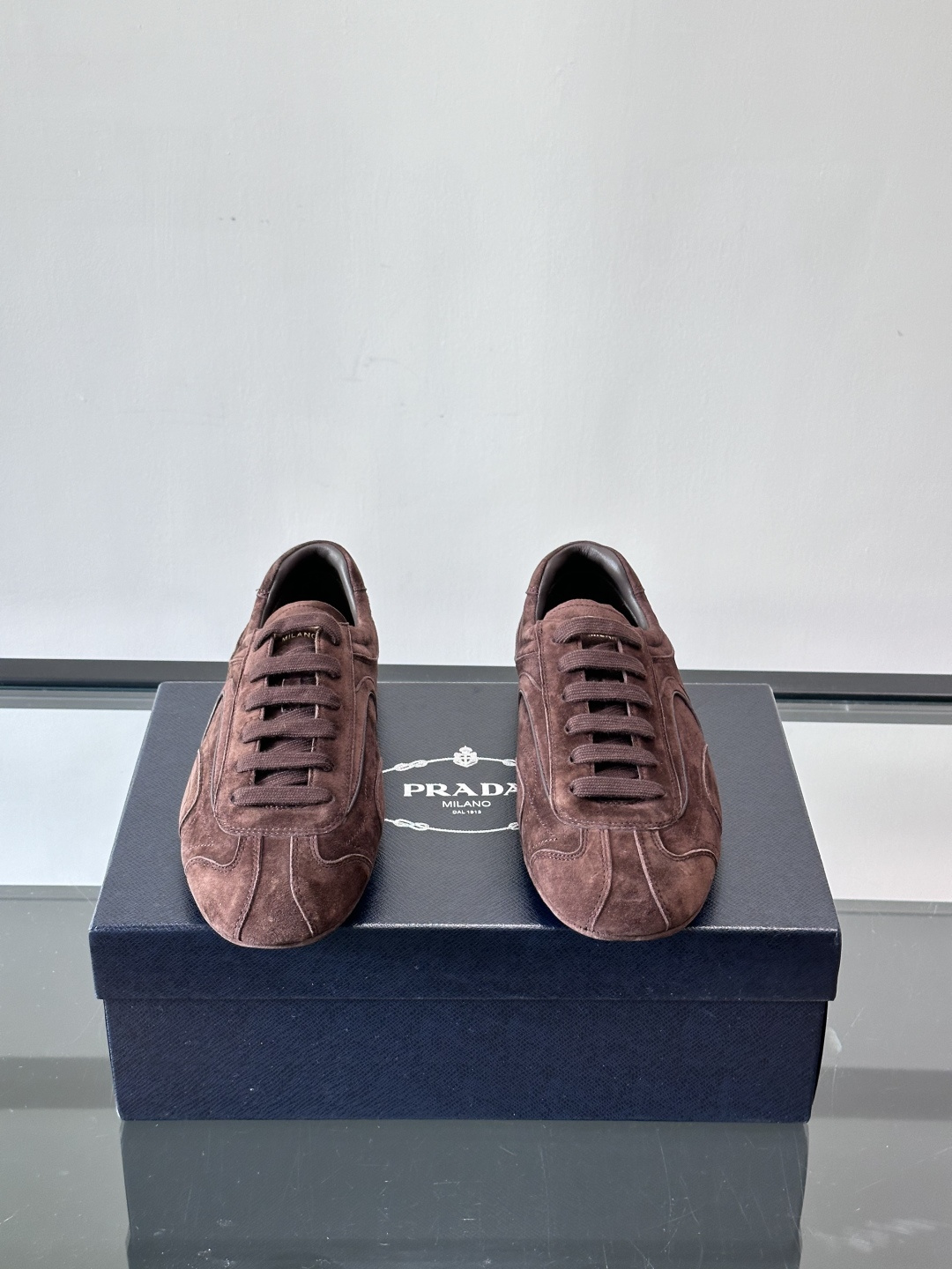 Prada Montecarlo男士薄底运动鞋，采用优质NaPPa皮革，质感细腻又耐用。灵感源自赛车运动