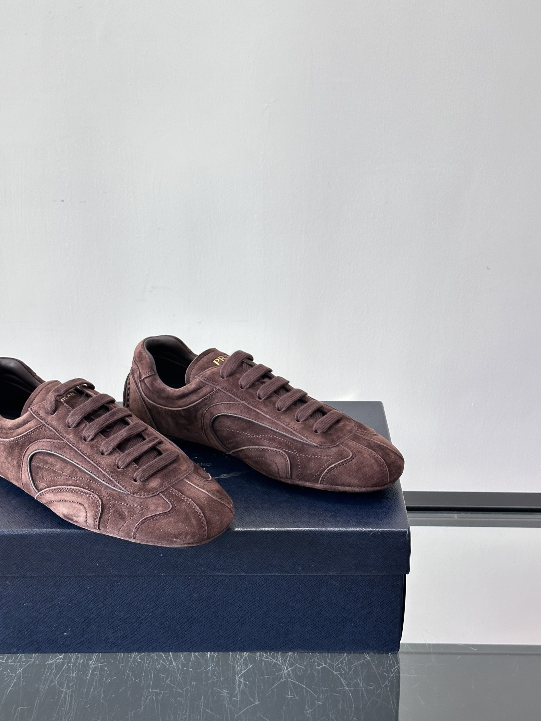 Prada Montecarlo男士薄底运动鞋，采用优质NaPPa皮革，质感细腻又耐用。灵感源自赛车运动