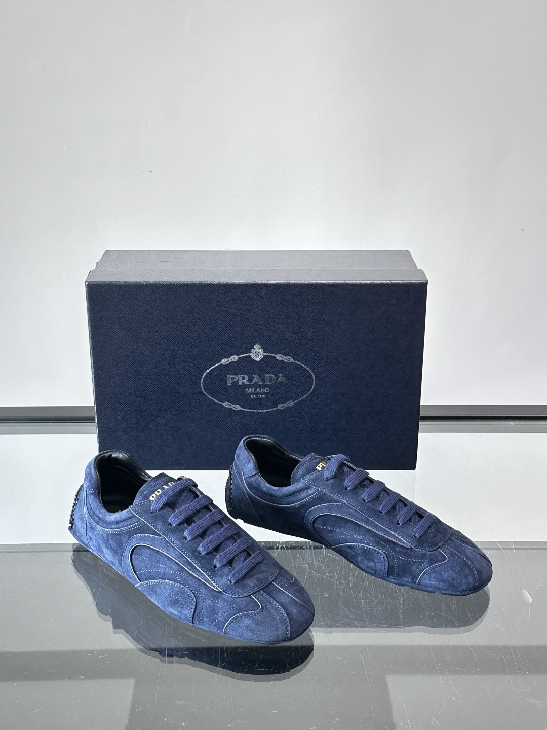 Prada Montecarlo男士薄底运动鞋，采用优质NaPPa皮革，质感细腻又耐用。灵感源自赛车运动