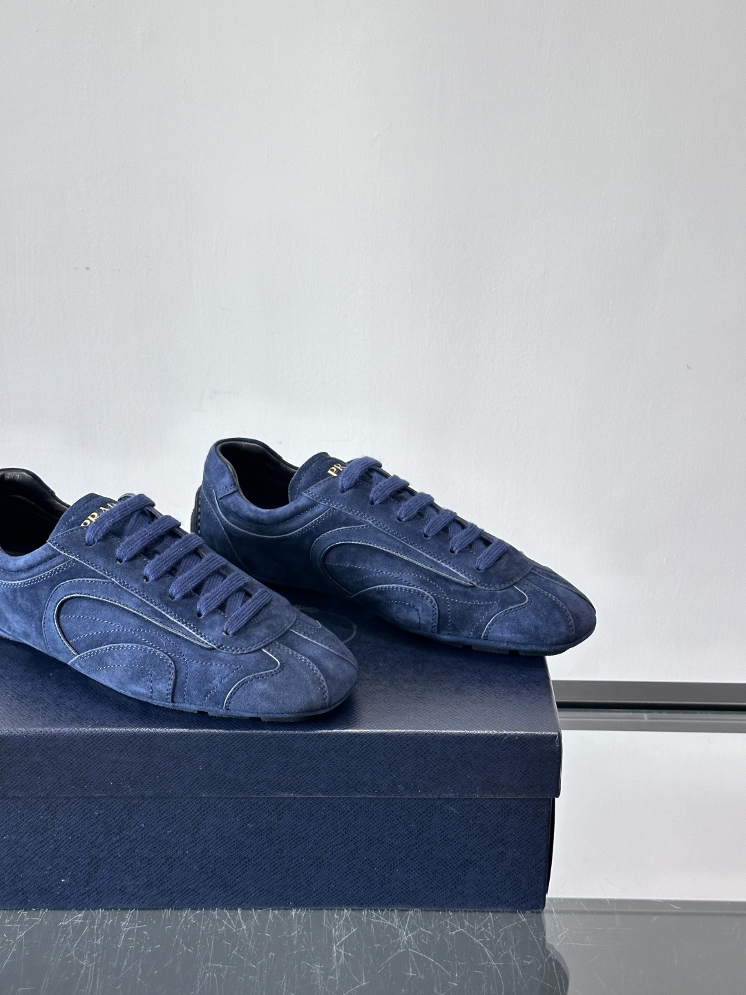 Prada Montecarlo男士薄底运动鞋，采用优质NaPPa皮革，质感细腻又耐用。灵感源自赛车运动