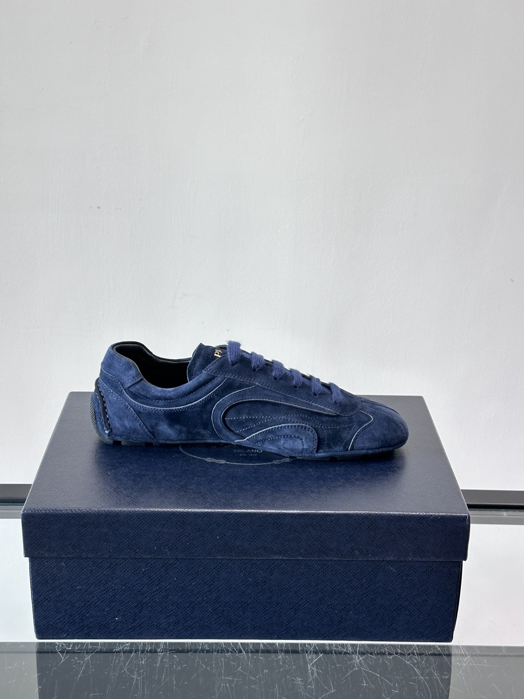 Prada Montecarlo男士薄底运动鞋，采用优质NaPPa皮革，质感细腻又耐用。灵感源自赛车运动