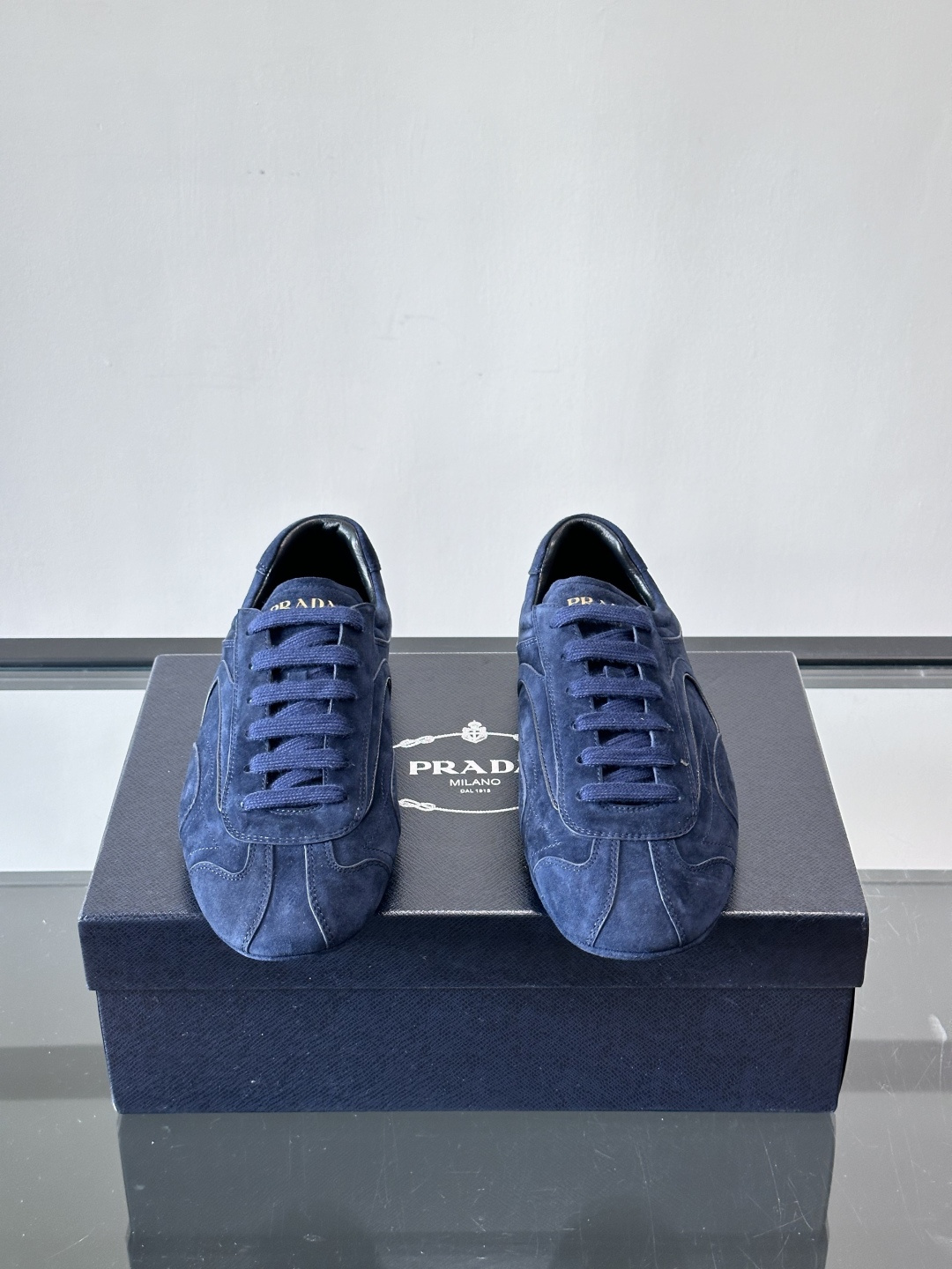 Prada Montecarlo男士薄底运动鞋，采用优质NaPPa皮革，质感细腻又耐用。灵感源自赛车运动