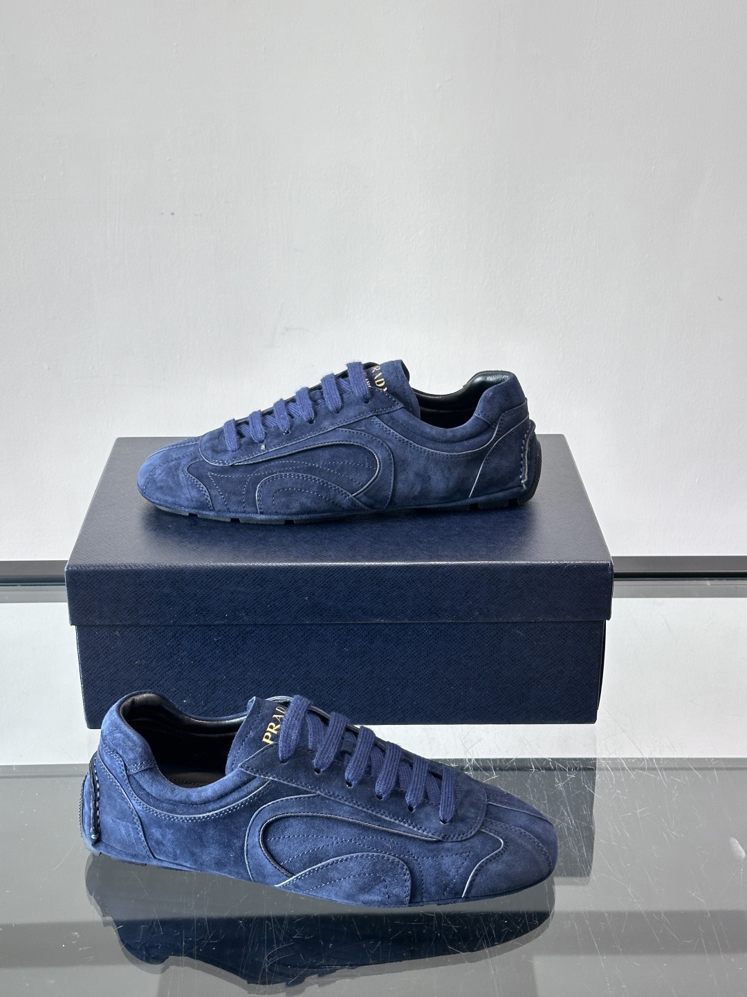 Prada Montecarlo男士薄底运动鞋，采用优质NaPPa皮革，质感细腻又耐用。灵感源自赛车运动