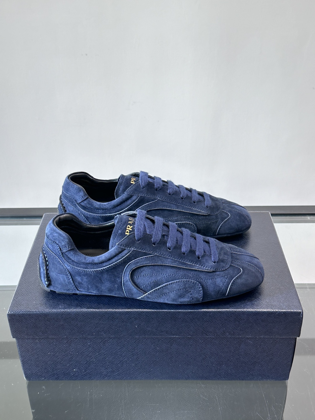 Prada Montecarlo男士薄底运动鞋，采用优质NaPPa皮革，质感细腻又耐用。灵感源自赛车运动