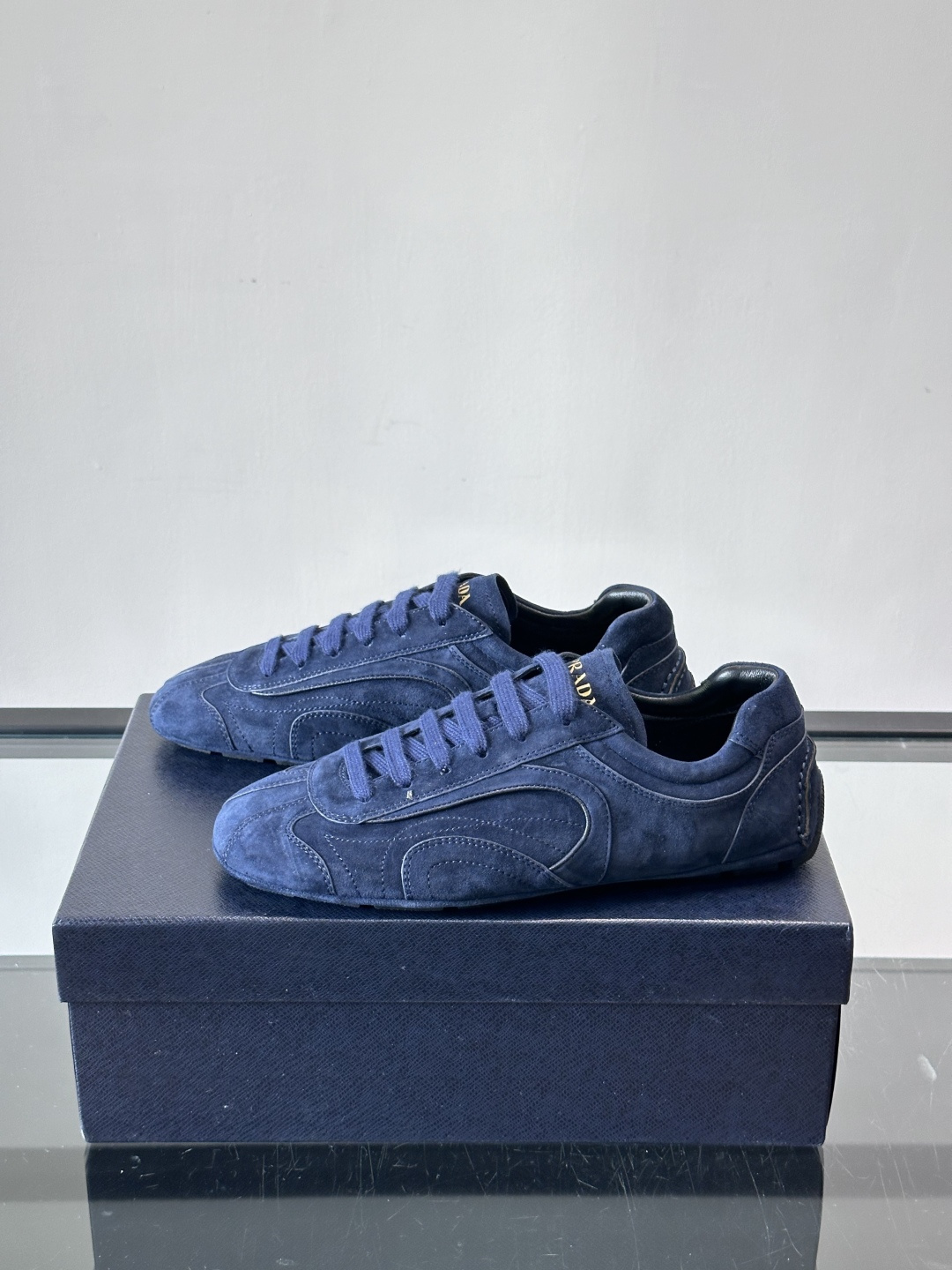 Prada Montecarlo男士薄底运动鞋，采用优质NaPPa皮革，质感细腻又耐用。灵感源自赛车运动