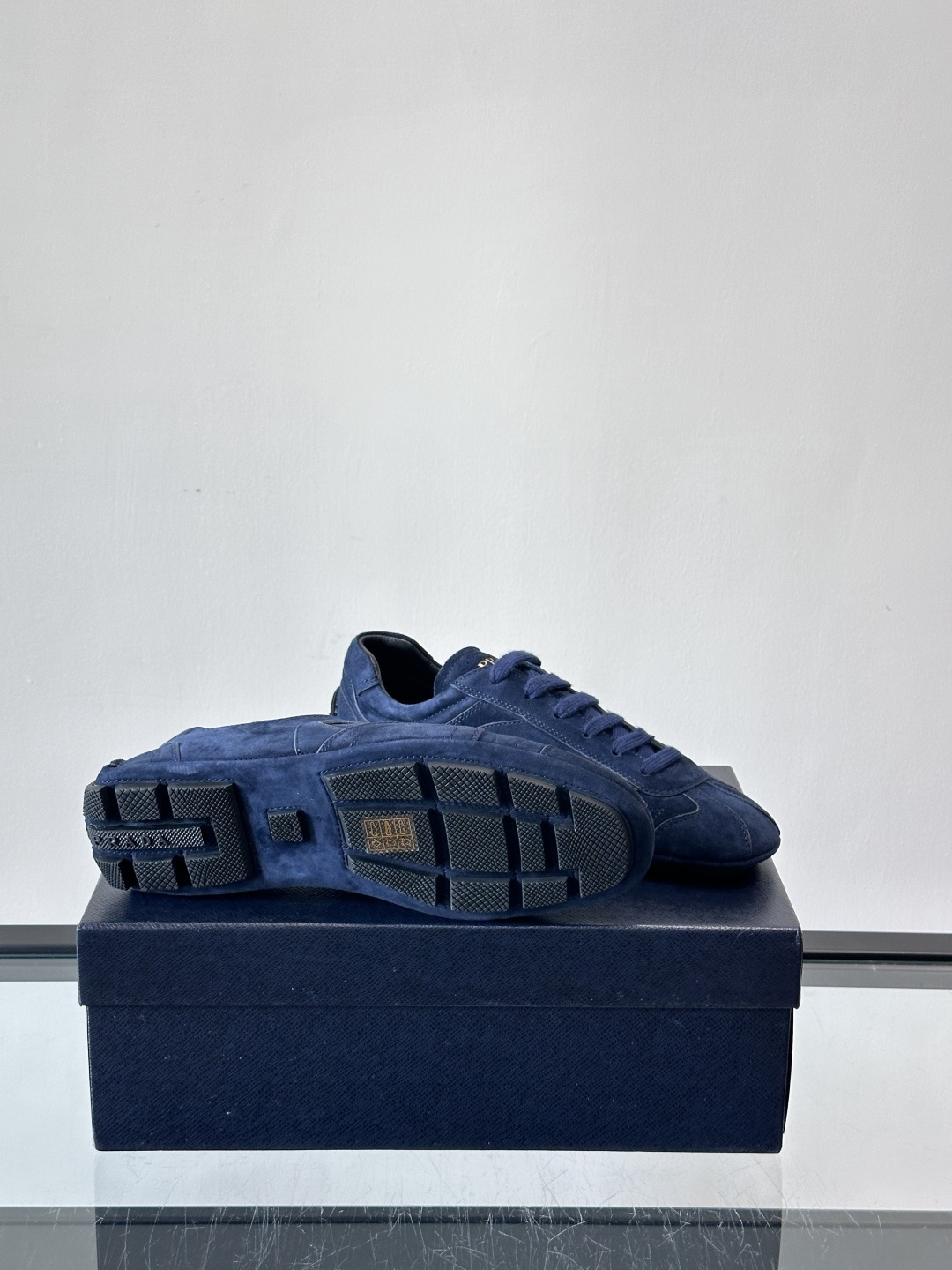 Prada Montecarlo男士薄底运动鞋，采用优质NaPPa皮革，质感细腻又耐用。灵感源自赛车运动