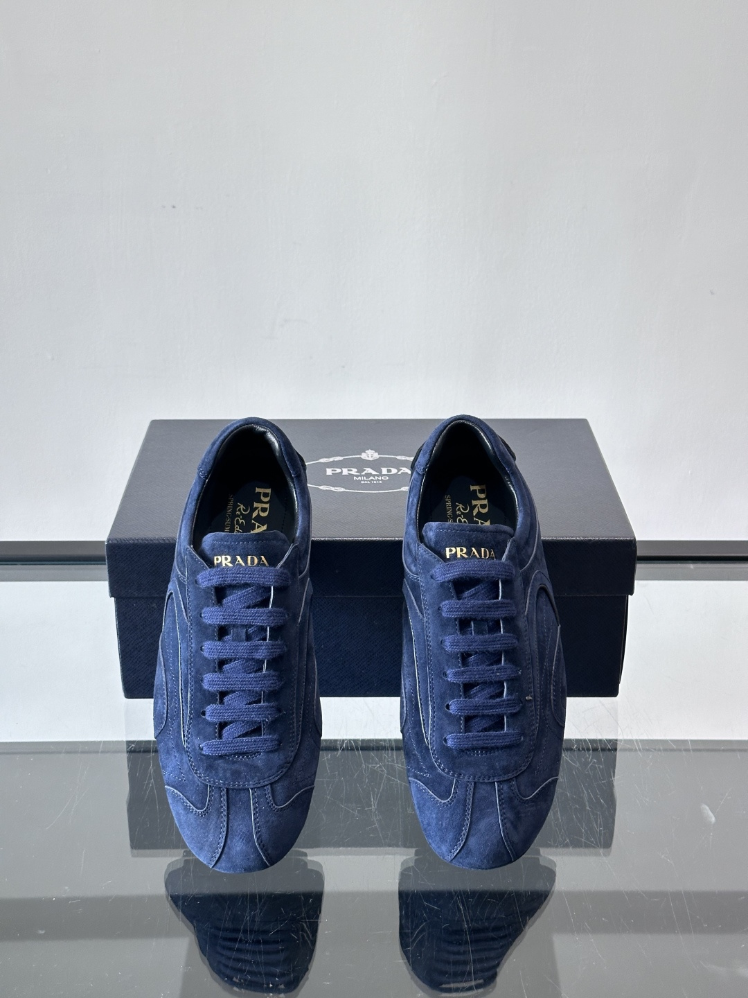 Prada Montecarlo男士薄底运动鞋，采用优质NaPPa皮革，质感细腻又耐用。灵感源自赛车运动