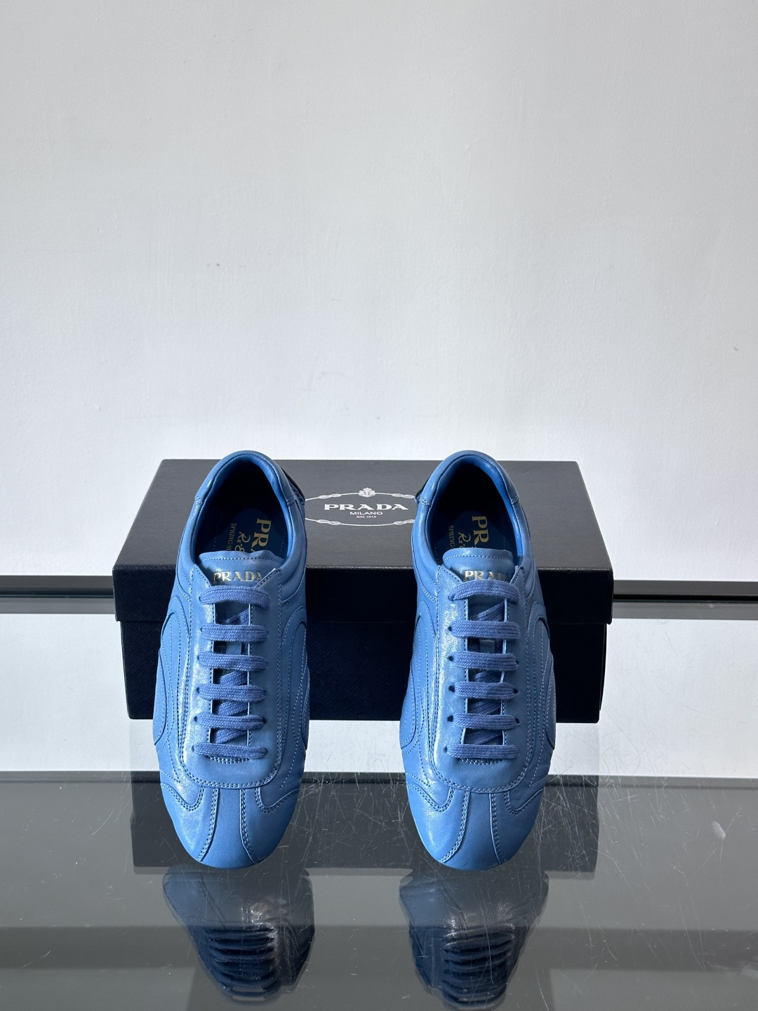 Prada Montecarlo男士薄底运动鞋，采用优质NaPPa皮革，质感细腻又耐用。灵感源自赛车运动
