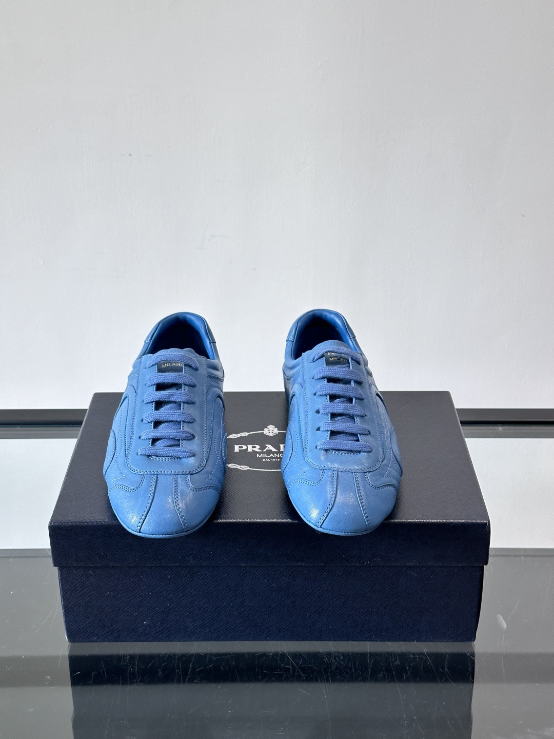 Prada Montecarlo男士薄底运动鞋，采用优质NaPPa皮革，质感细腻又耐用。灵感源自赛车运动