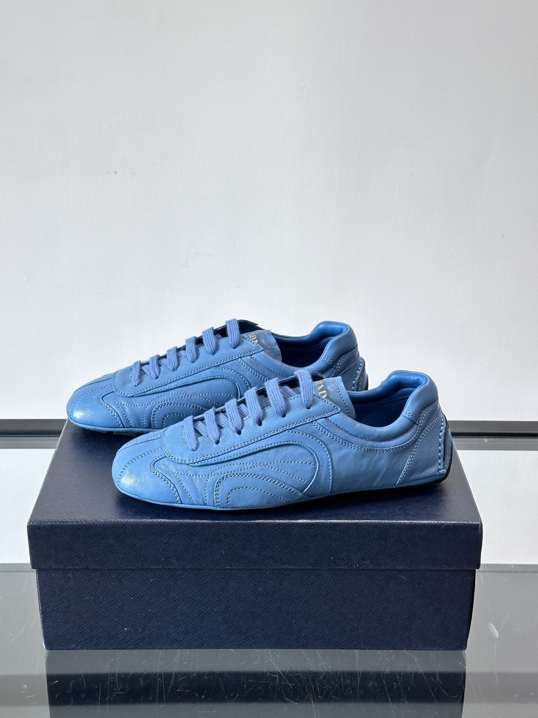 Prada Montecarlo男士薄底运动鞋，采用优质NaPPa皮革，质感细腻又耐用。灵感源自赛车运动