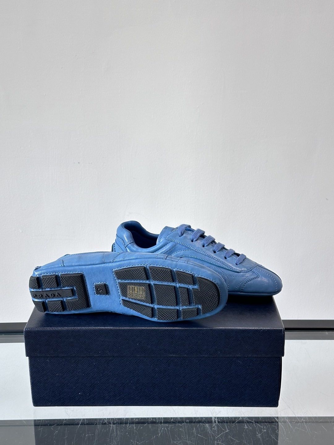 Prada Montecarlo男士薄底运动鞋，采用优质NaPPa皮革，质感细腻又耐用。灵感源自赛车运动