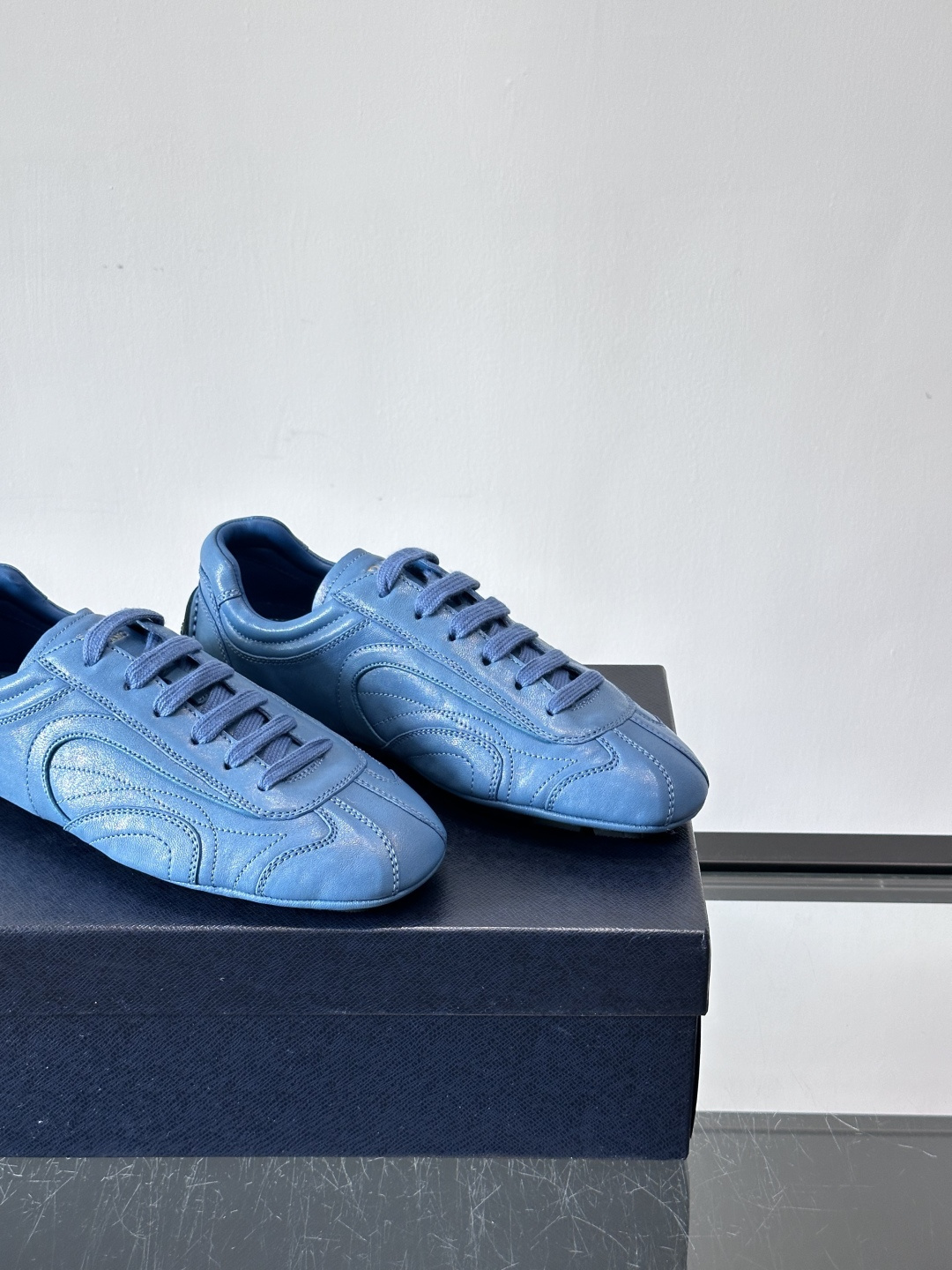 Prada Montecarlo男士薄底运动鞋，采用优质NaPPa皮革，质感细腻又耐用。灵感源自赛车运动