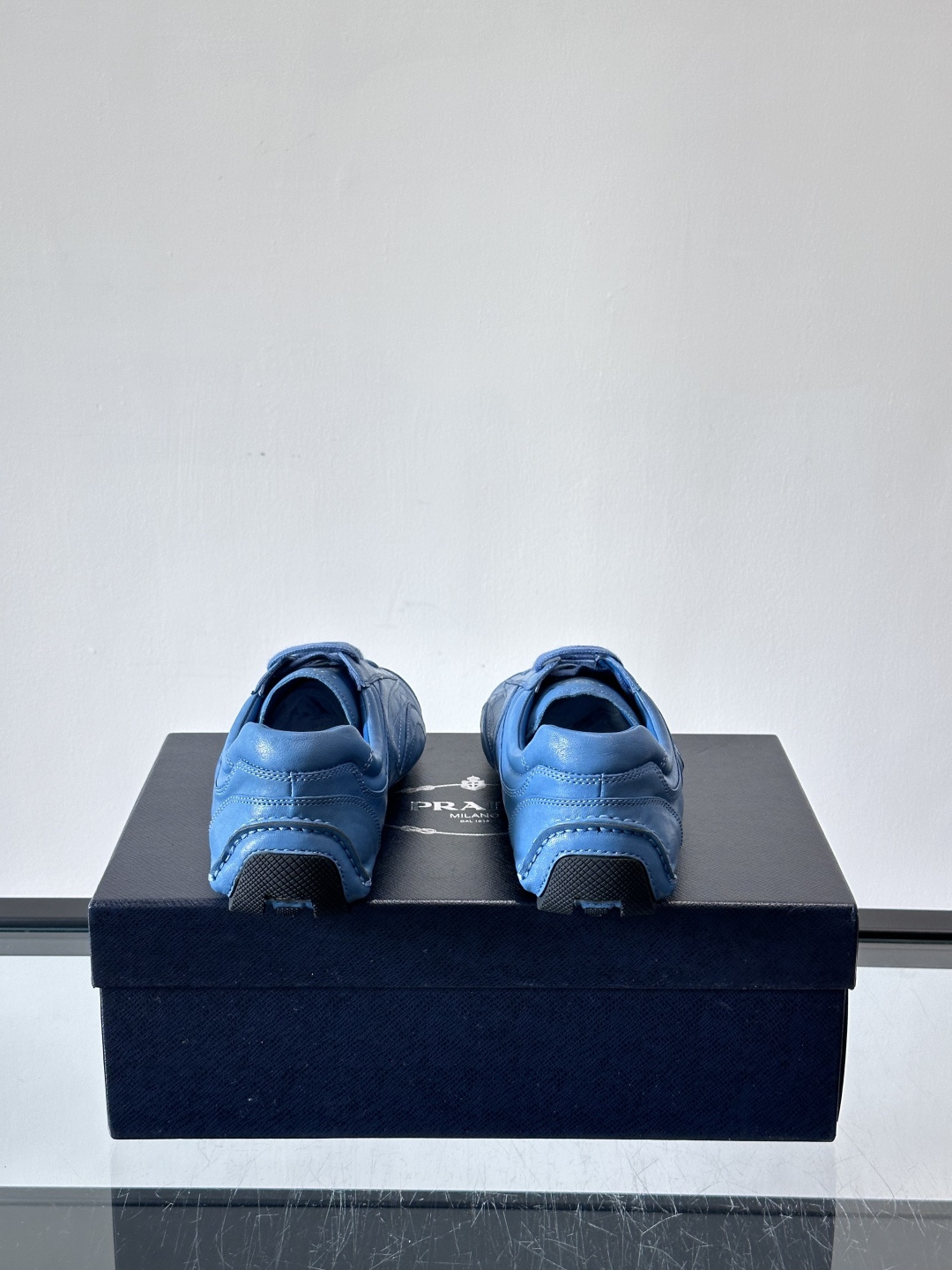 Prada Montecarlo男士薄底运动鞋，采用优质NaPPa皮革，质感细腻又耐用。灵感源自赛车运动