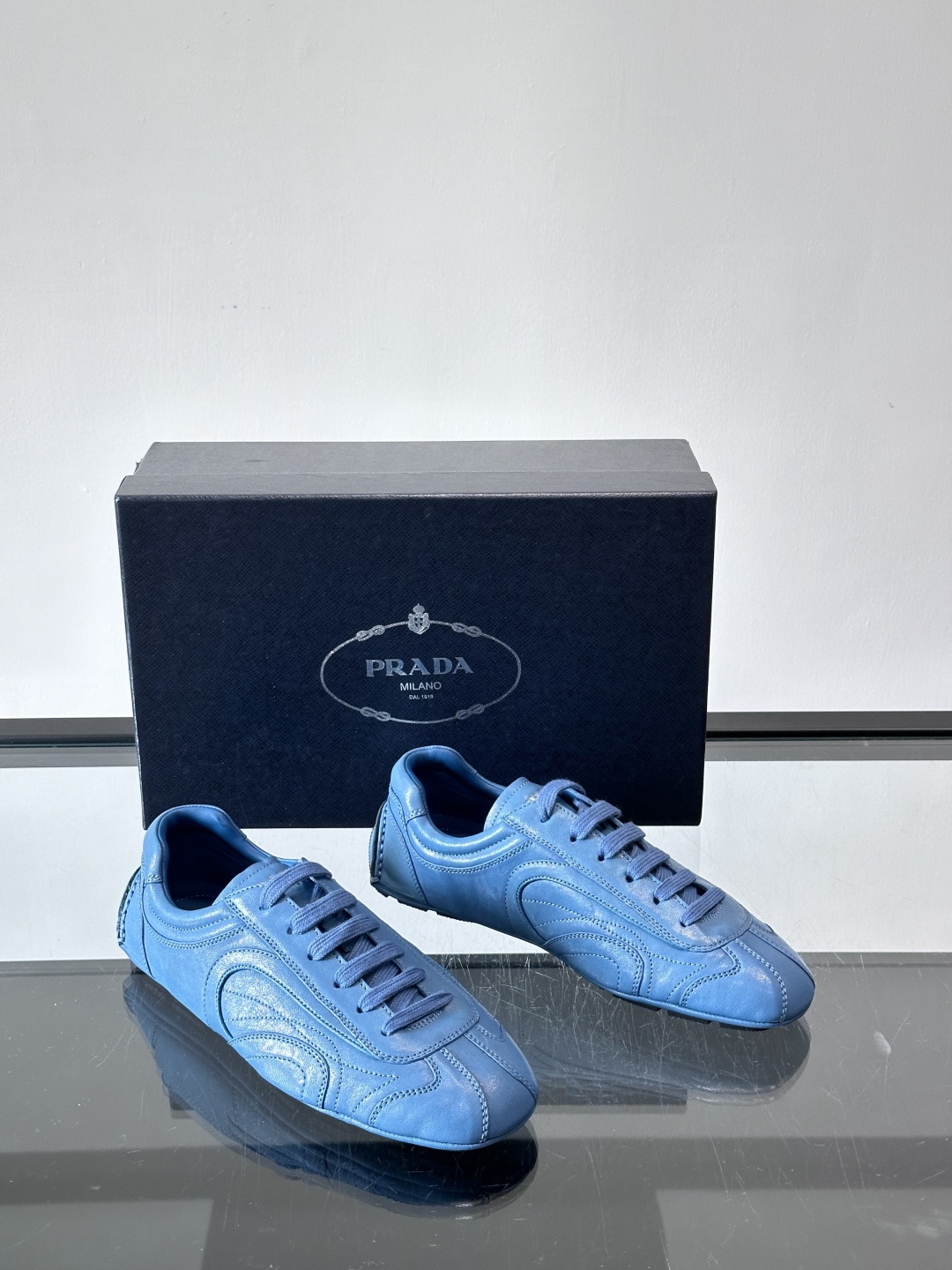 Prada Montecarlo男士薄底运动鞋，采用优质NaPPa皮革，质感细腻又耐用。灵感源自赛车运动