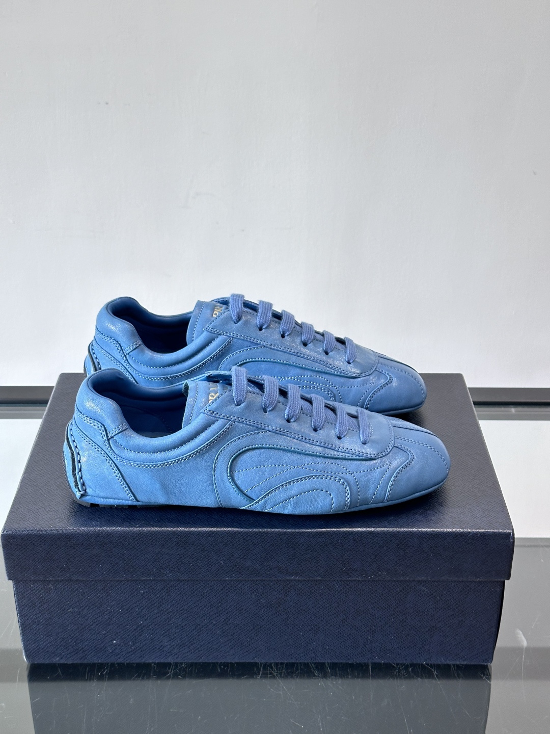 Prada Montecarlo男士薄底运动鞋，采用优质NaPPa皮革，质感细腻又耐用。灵感源自赛车运动