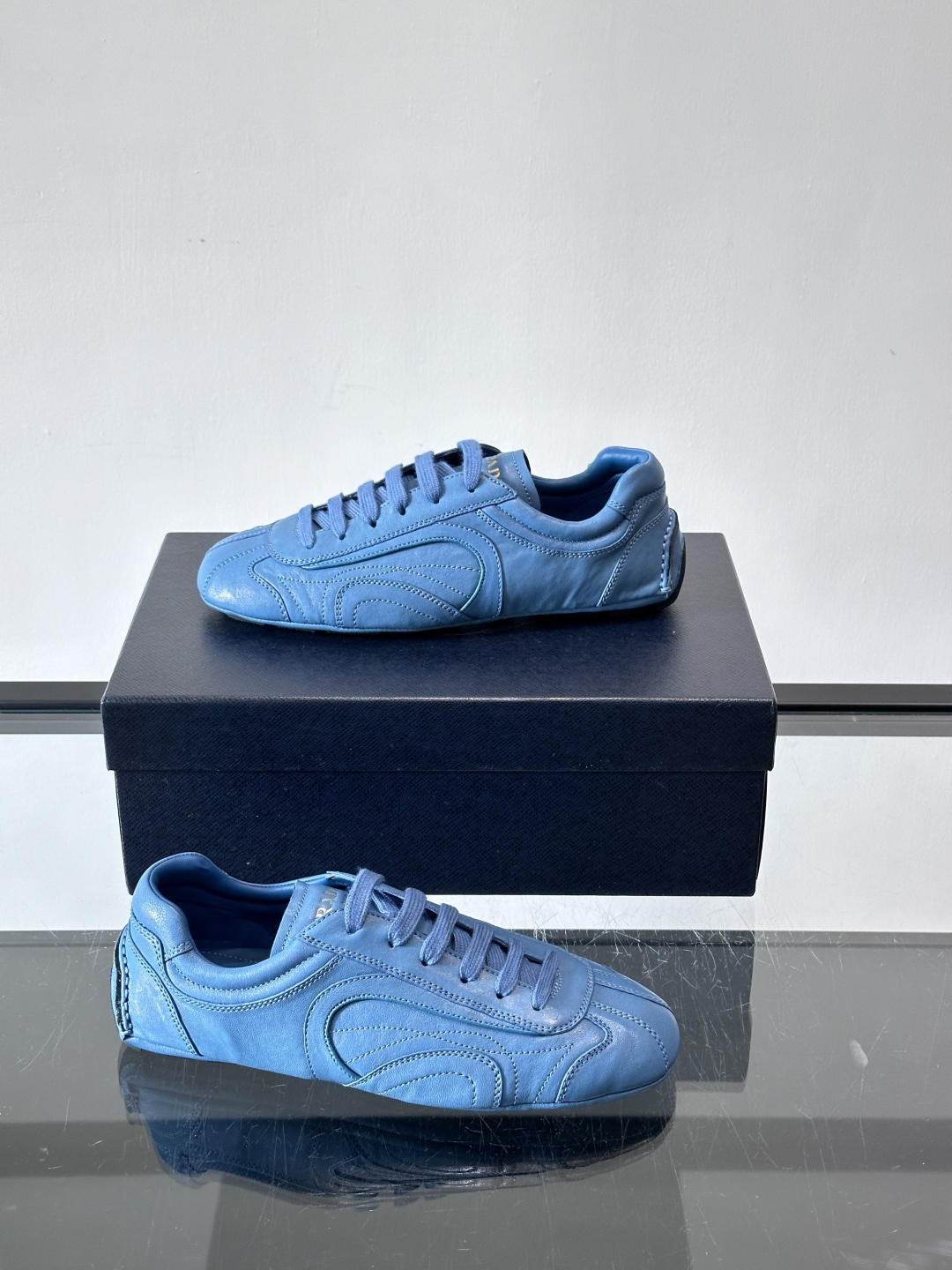 Prada Montecarlo男士薄底运动鞋，采用优质NaPPa皮革，质感细腻又耐用。灵感源自赛车运动