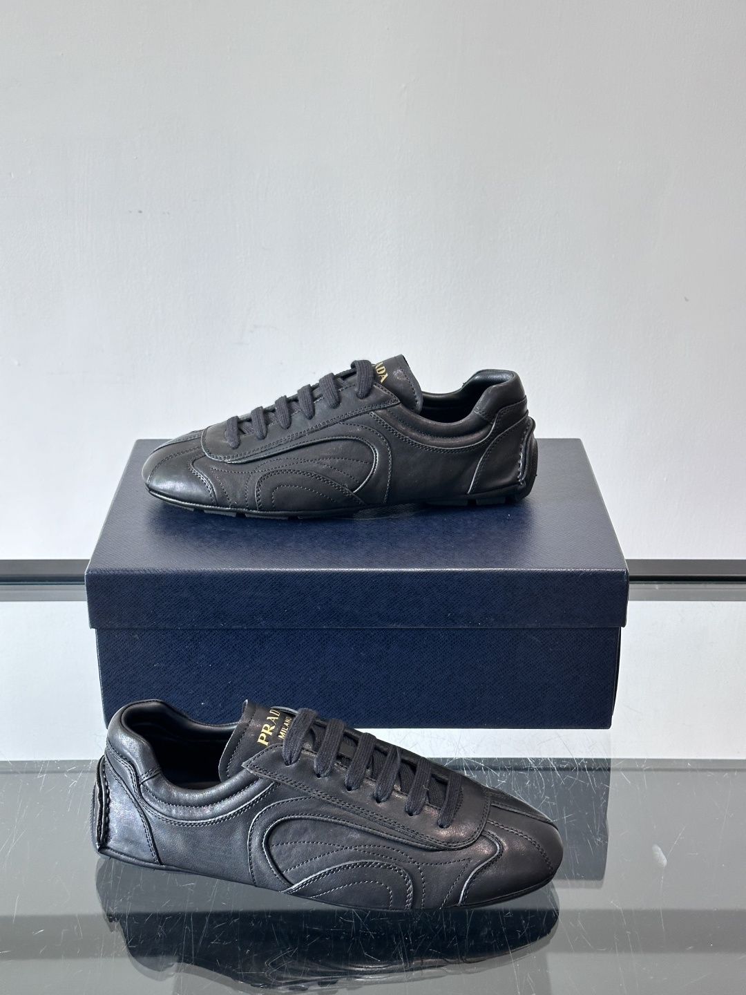 Prada Montecarlo男士薄底运动鞋，采用优质NaPPa皮革，质感细腻又耐用。灵感源自赛车运动