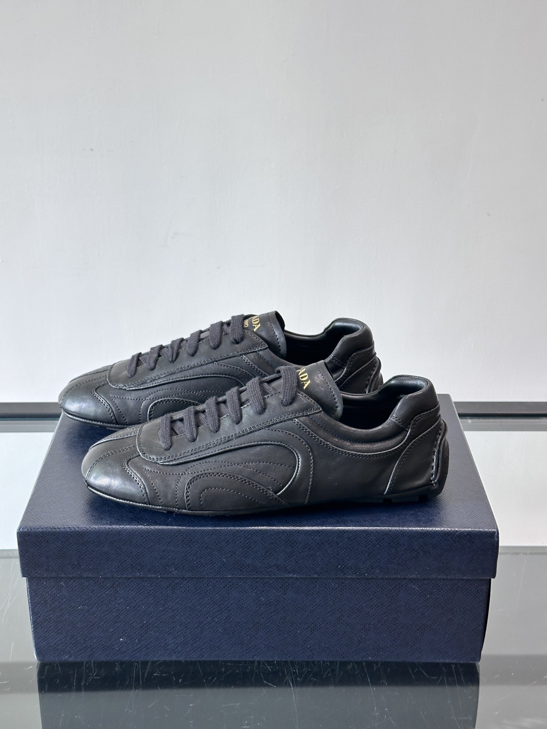 Prada Montecarlo男士薄底运动鞋，采用优质NaPPa皮革，质感细腻又耐用。灵感源自赛车运动