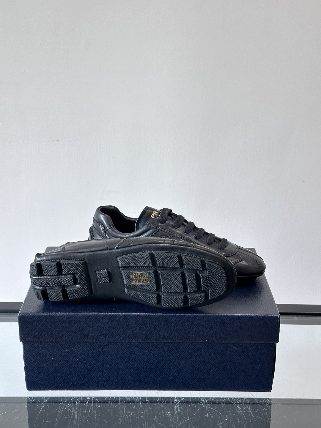 Prada Montecarlo男士薄底运动鞋，采用优质NaPPa皮革，质感细腻又耐用。灵感源自赛车运动