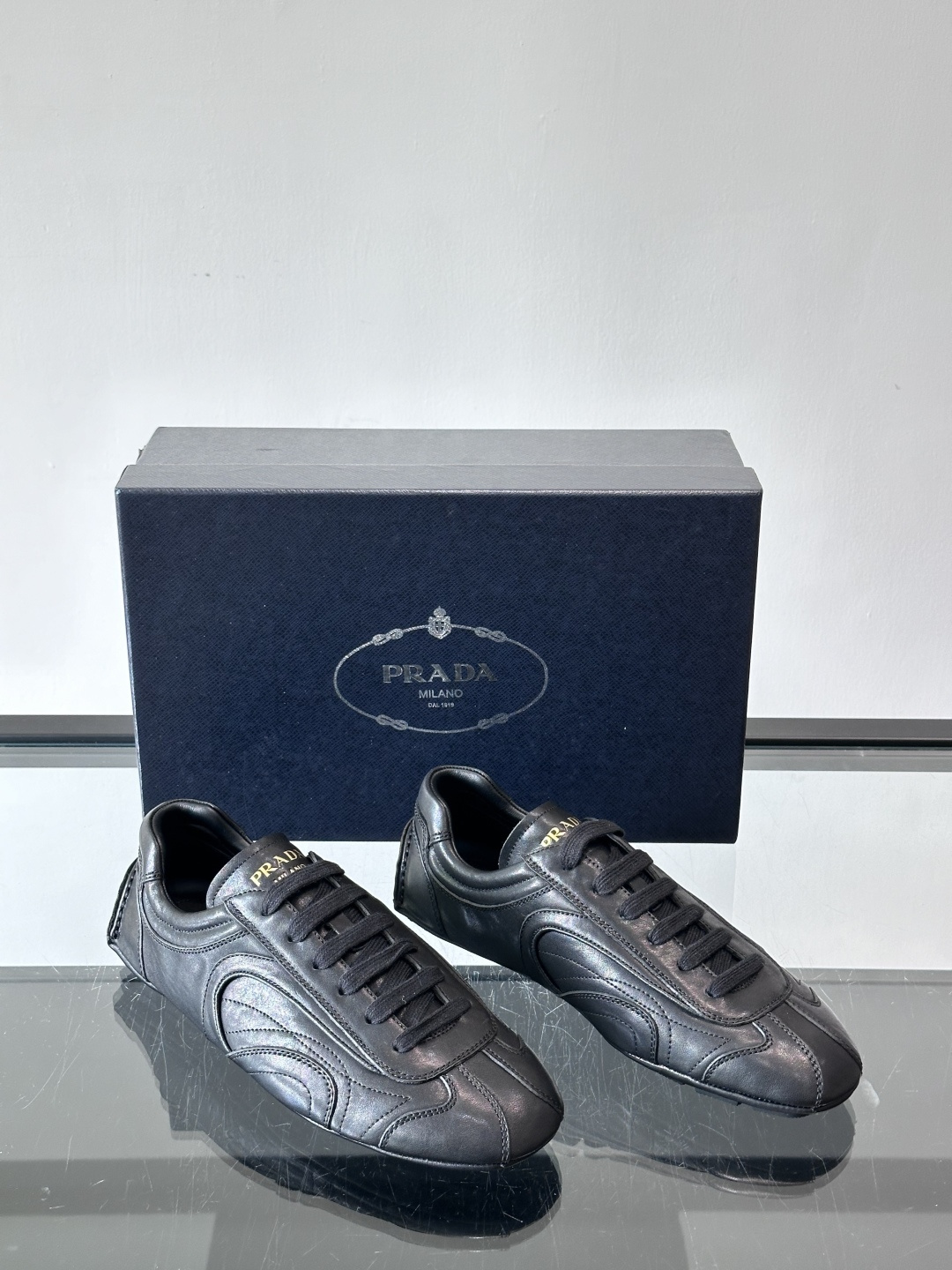 Prada Montecarlo男士薄底运动鞋，采用优质NaPPa皮革，质感细腻又耐用。灵感源自赛车运动