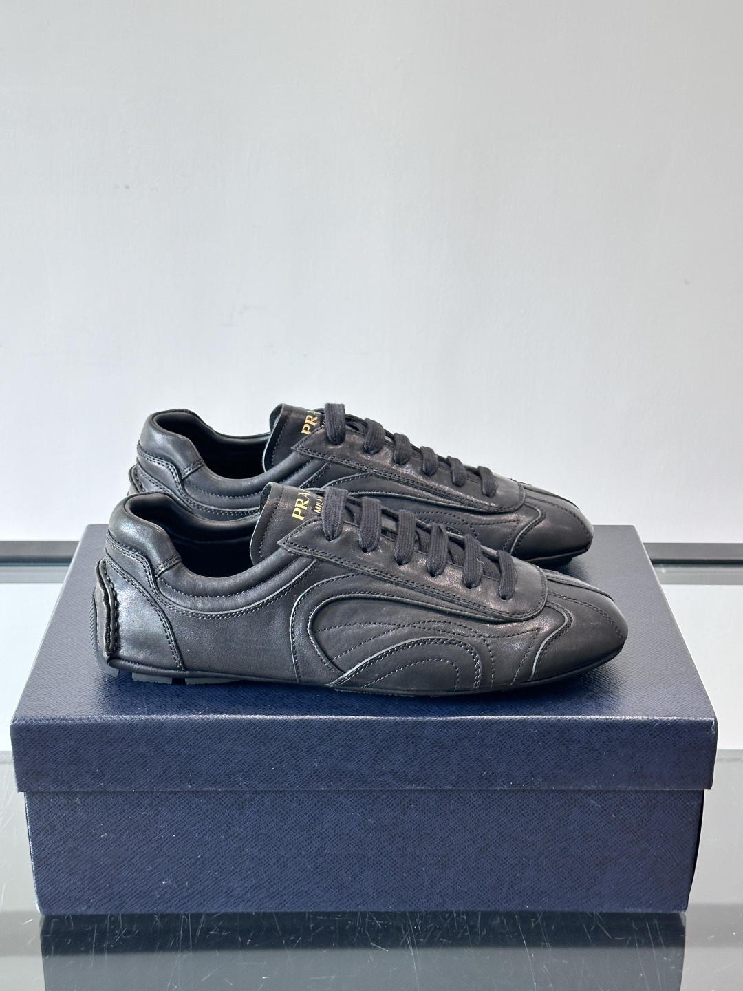 Prada Montecarlo男士薄底运动鞋，采用优质NaPPa皮革，质感细腻又耐用。灵感源自赛车运动