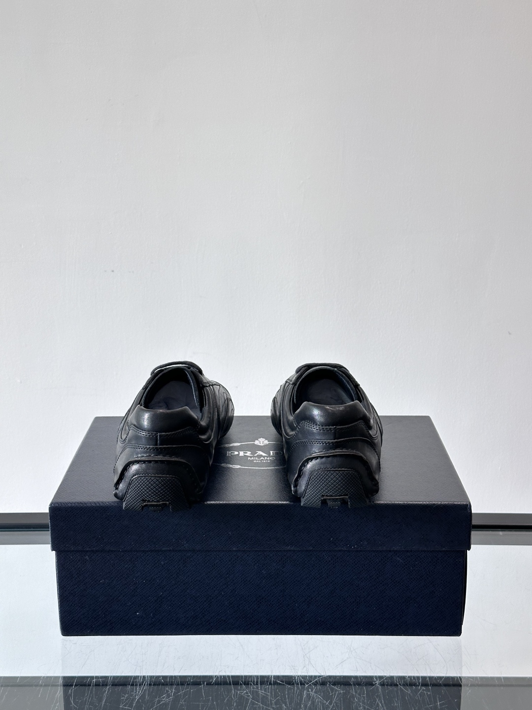 Prada Montecarlo男士薄底运动鞋，采用优质NaPPa皮革，质感细腻又耐用。灵感源自赛车运动