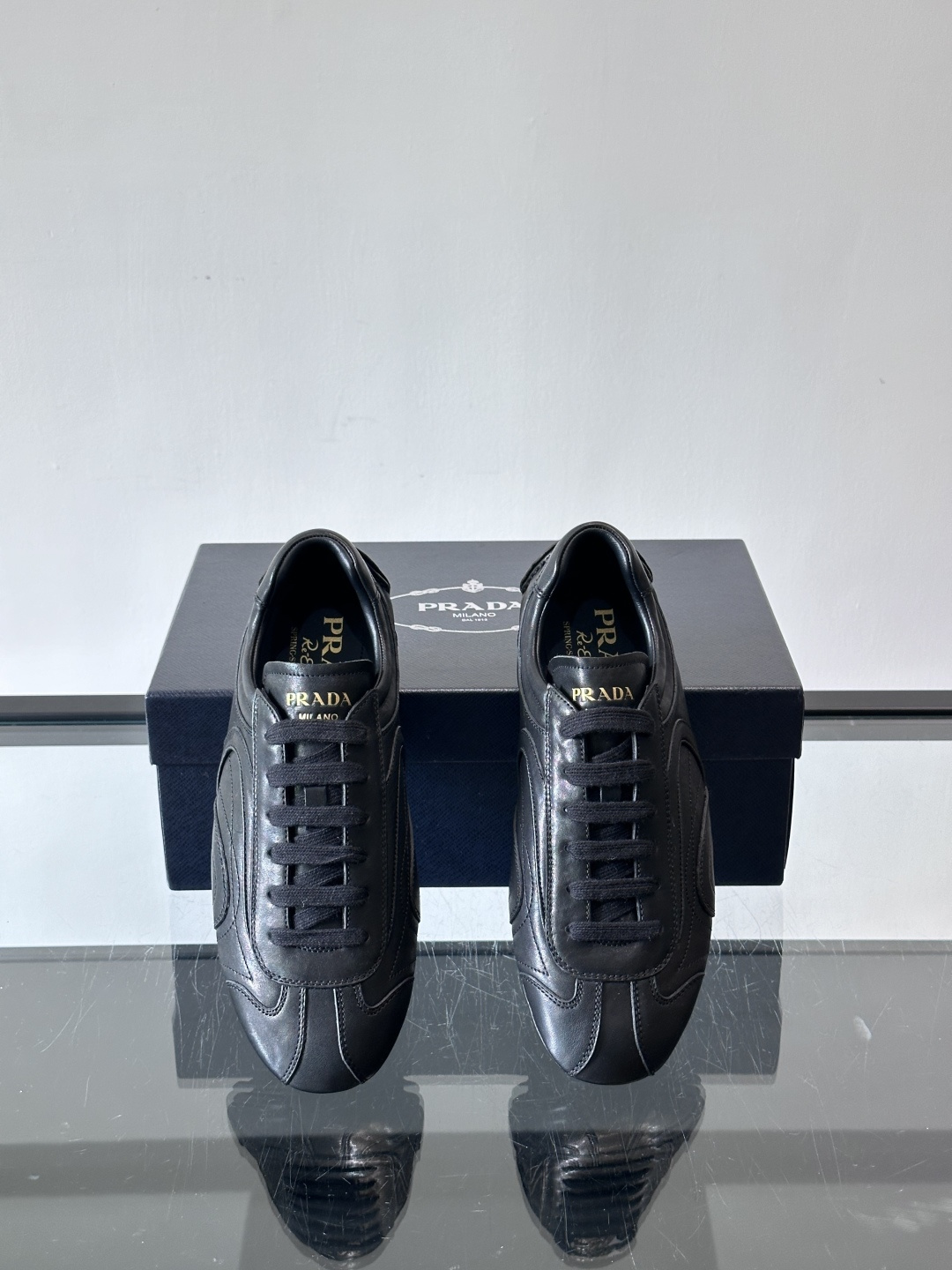 Prada Montecarlo男士薄底运动鞋，采用优质NaPPa皮革，质感细腻又耐用。灵感源自赛车运动