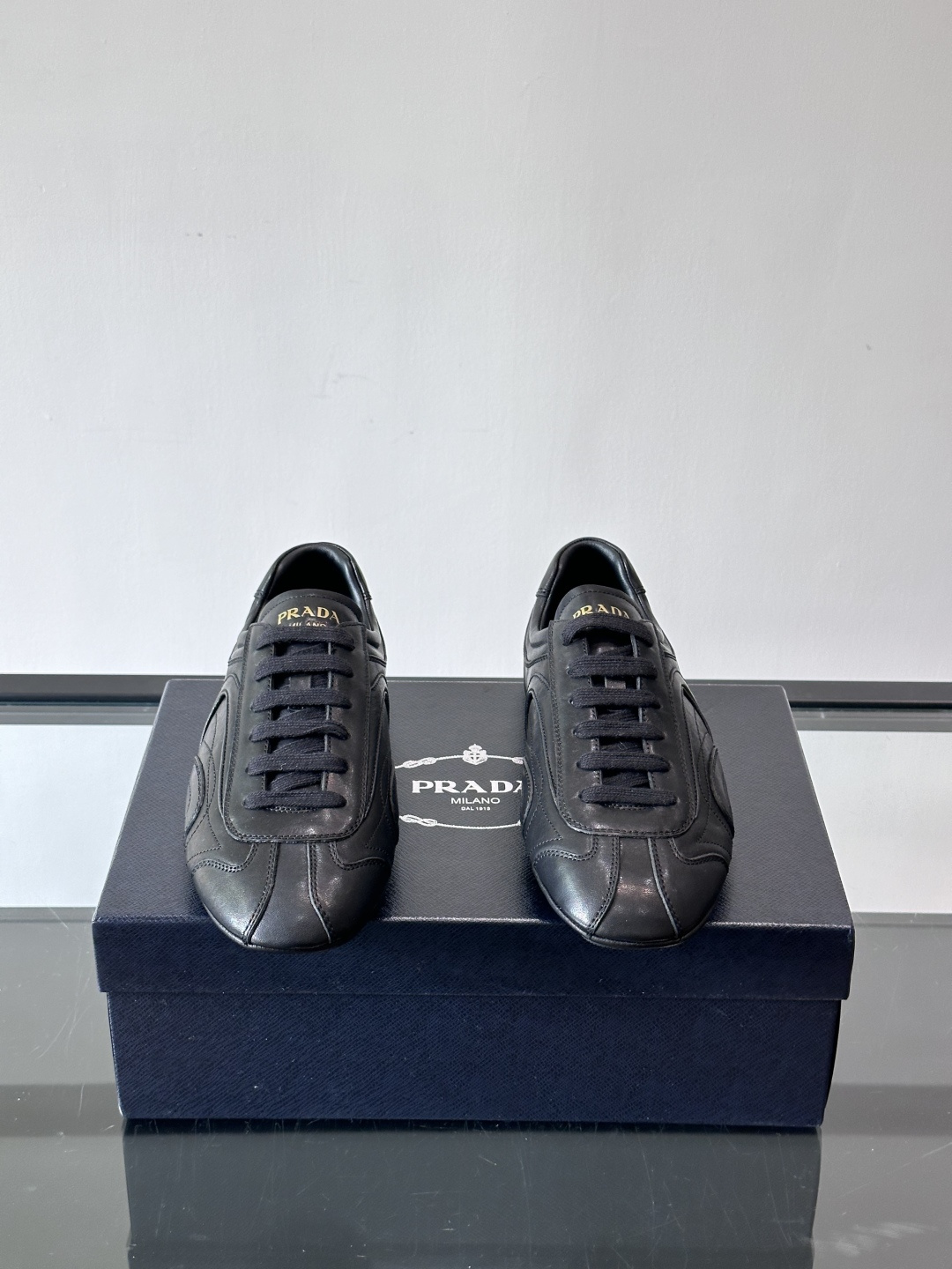 Prada Montecarlo男士薄底运动鞋，采用优质NaPPa皮革，质感细腻又耐用。灵感源自赛车运动