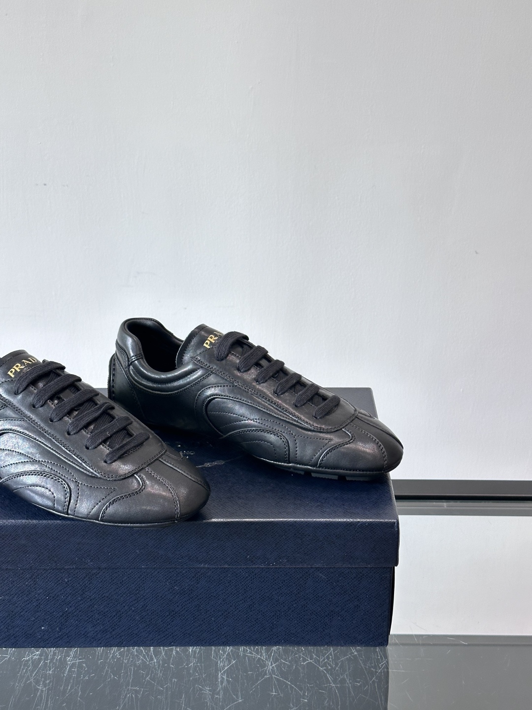 Prada Montecarlo男士薄底运动鞋，采用优质NaPPa皮革，质感细腻又耐用。灵感源自赛车运动
