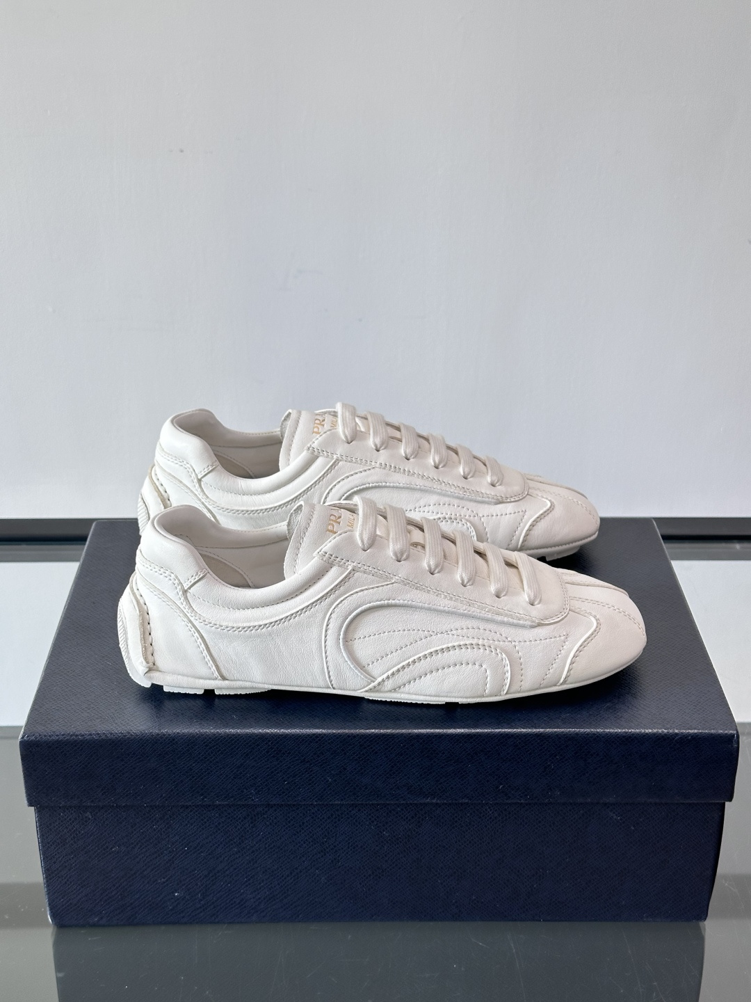 Prada Montecarlo男士薄底运动鞋，采用优质NaPPa皮革，质感细腻又耐用。灵感源自赛车运动