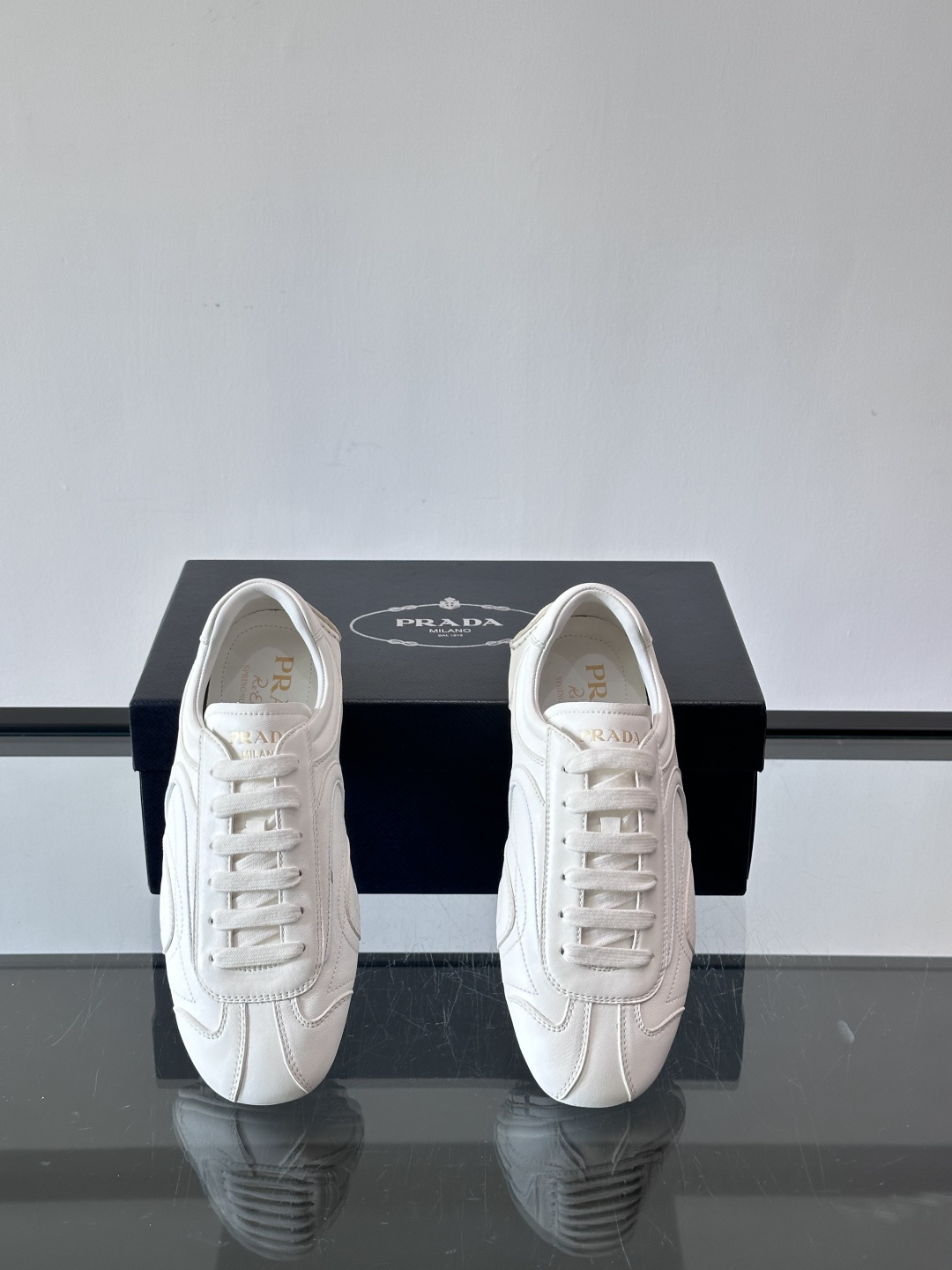 Prada Montecarlo男士薄底运动鞋，采用优质NaPPa皮革，质感细腻又耐用。灵感源自赛车运动