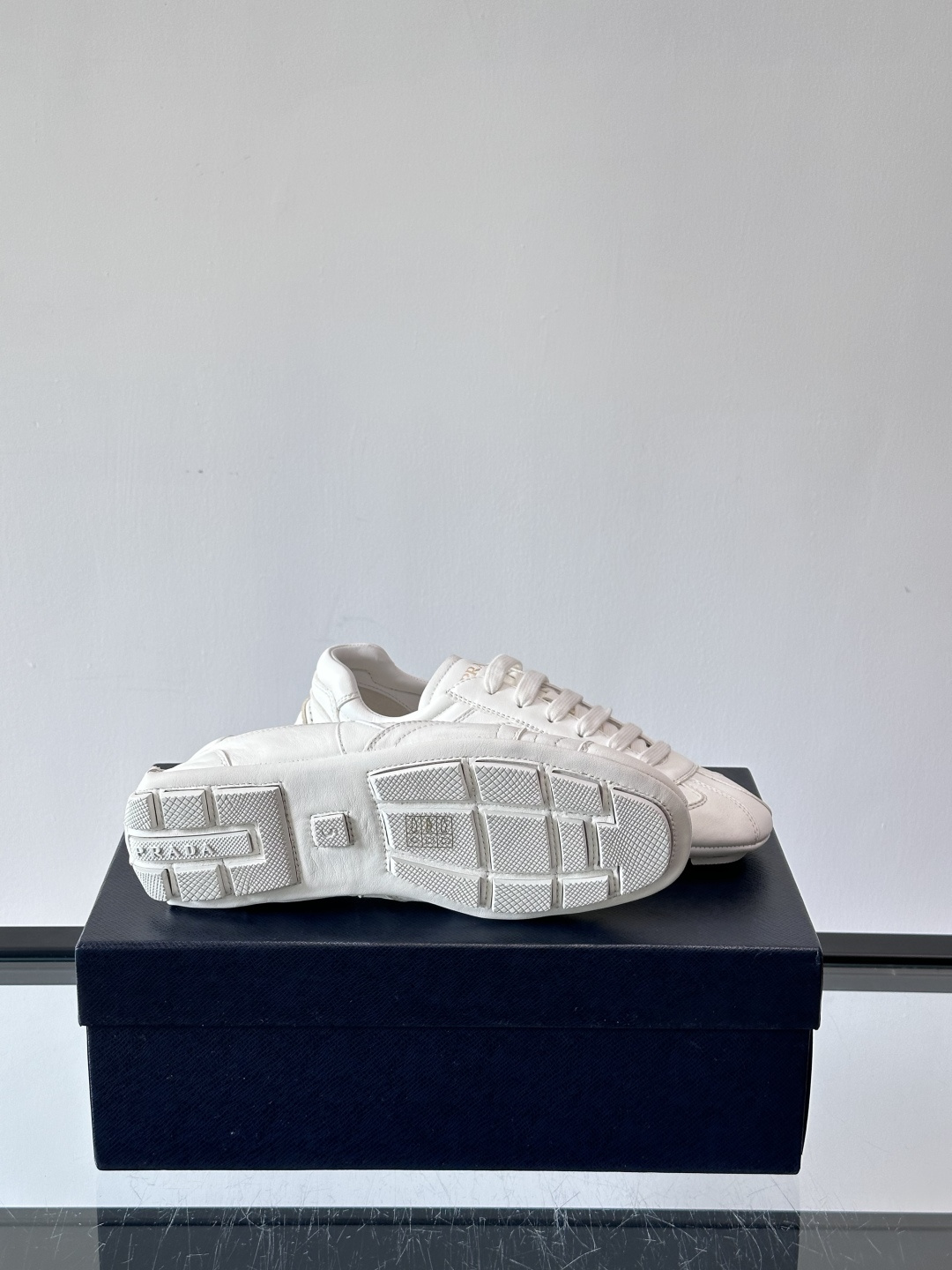 Prada Montecarlo男士薄底运动鞋，采用优质NaPPa皮革，质感细腻又耐用。灵感源自赛车运动