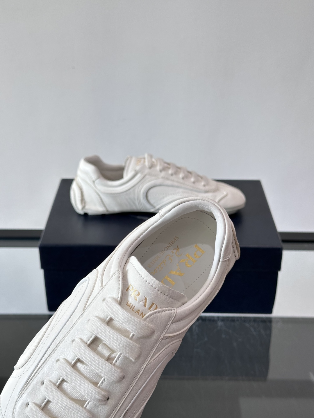 Prada Montecarlo男士薄底运动鞋，采用优质NaPPa皮革，质感细腻又耐用。灵感源自赛车运动