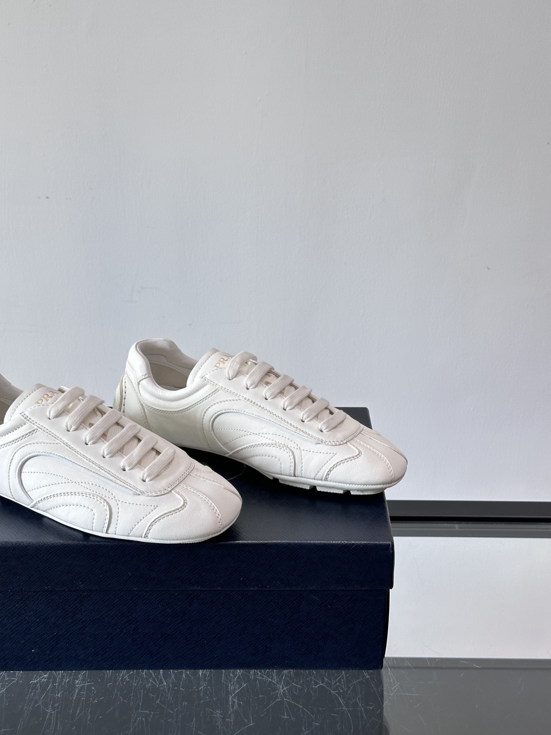 Prada Montecarlo男士薄底运动鞋，采用优质NaPPa皮革，质感细腻又耐用。灵感源自赛车运动