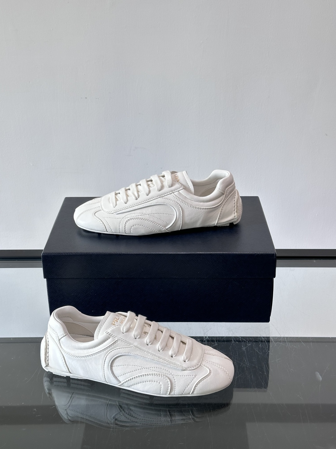 Prada Montecarlo男士薄底运动鞋，采用优质NaPPa皮革，质感细腻又耐用。灵感源自赛车运动