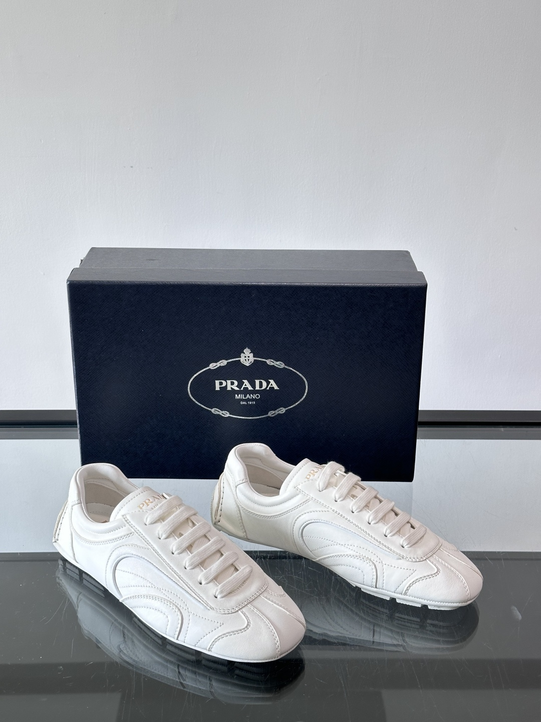 Prada Montecarlo男士薄底运动鞋，采用优质NaPPa皮革，质感细腻又耐用。灵感源自赛车运动