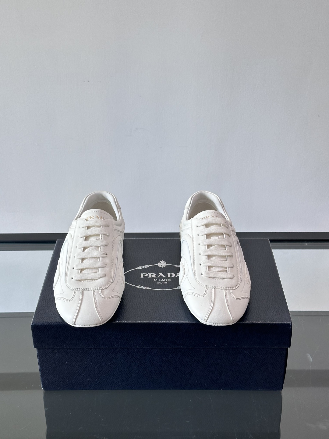 Prada Montecarlo男士薄底运动鞋，采用优质NaPPa皮革，质感细腻又耐用。灵感源自赛车运动