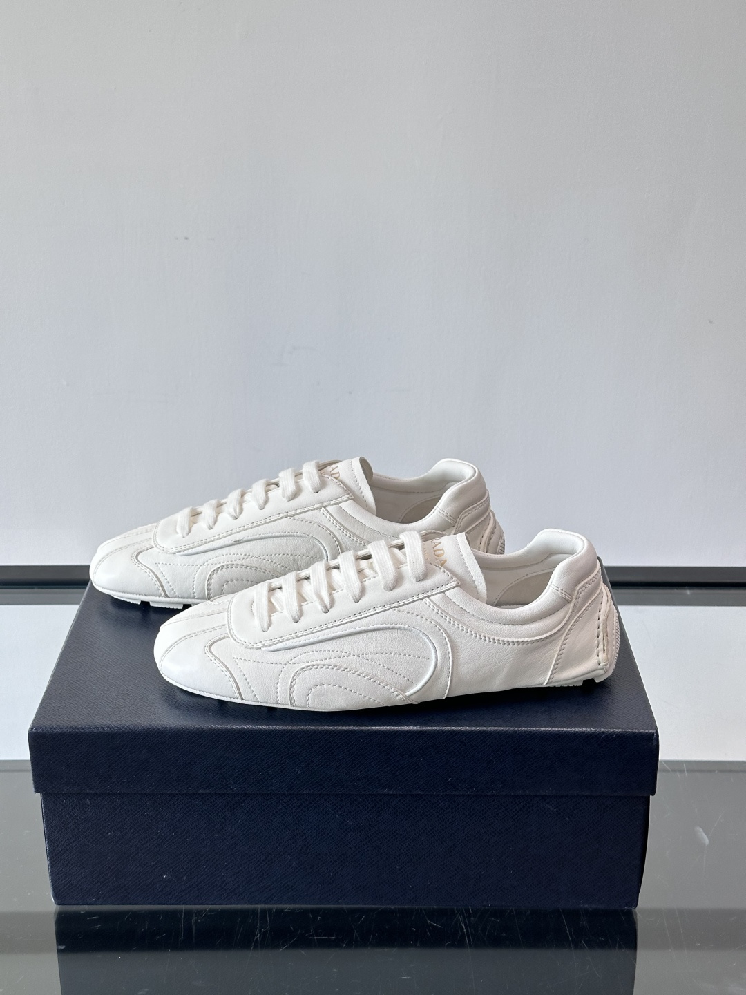 Prada Montecarlo男士薄底运动鞋，采用优质NaPPa皮革，质感细腻又耐用。灵感源自赛车运动