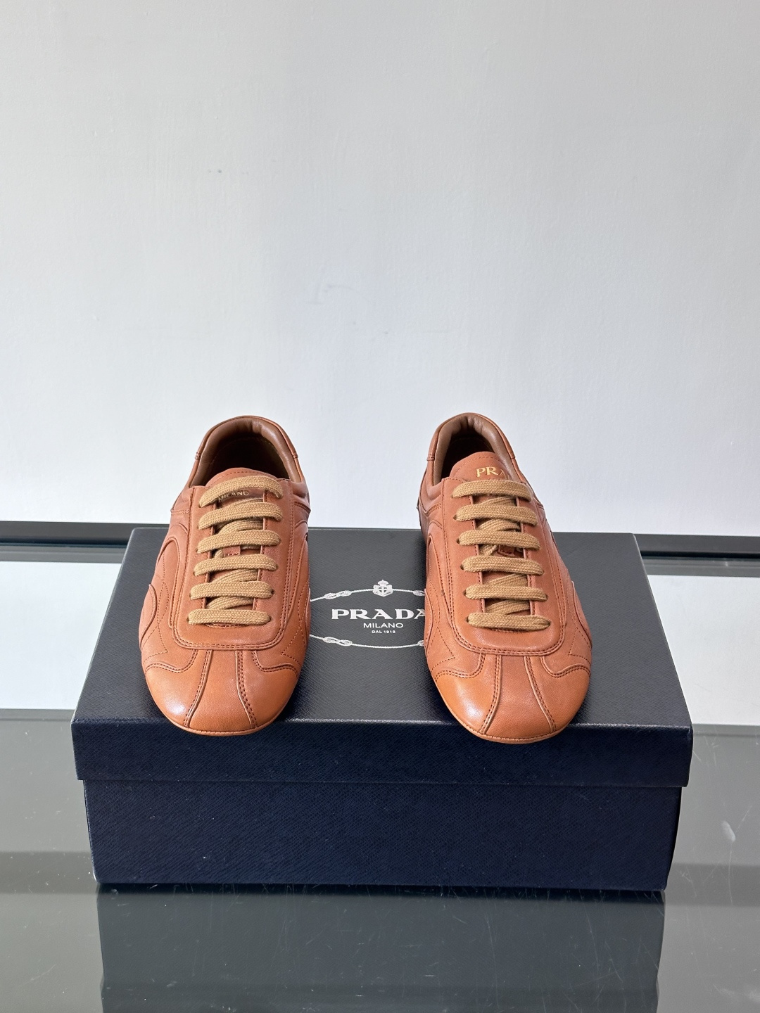 Prada Montecarlo男士薄底运动鞋，采用优质NaPPa皮革，质感细腻又耐用。灵感源自赛车运动