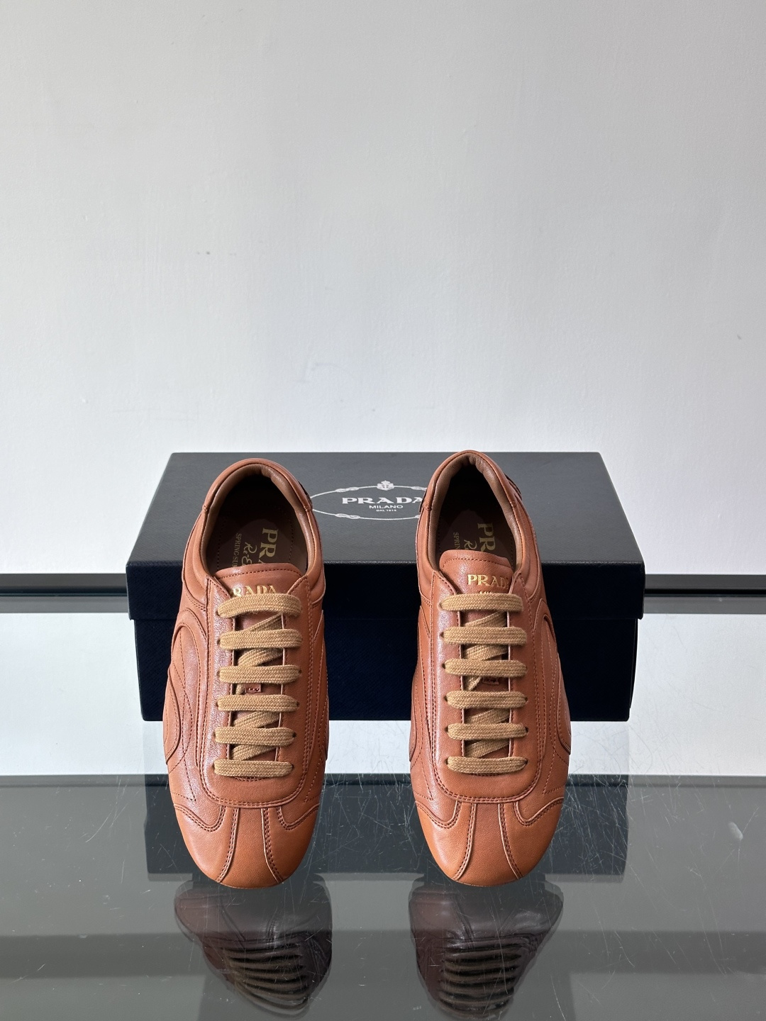 Prada Montecarlo男士薄底运动鞋，采用优质NaPPa皮革，质感细腻又耐用。灵感源自赛车运动