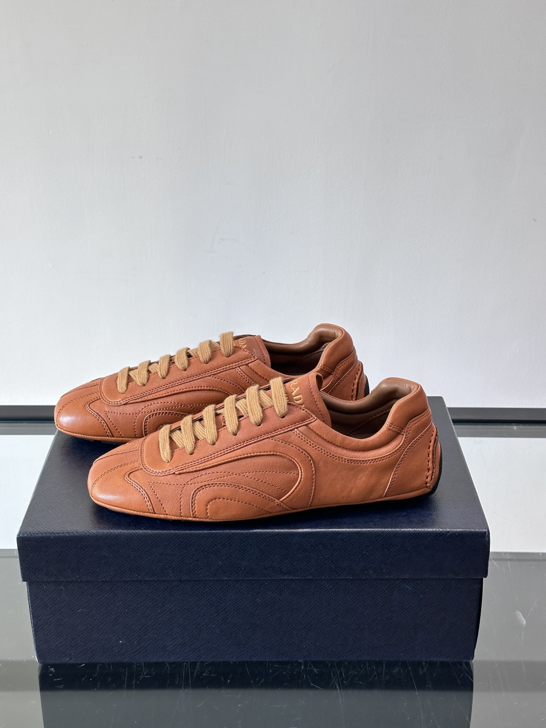 Prada Montecarlo男士薄底运动鞋，采用优质NaPPa皮革，质感细腻又耐用。灵感源自赛车运动