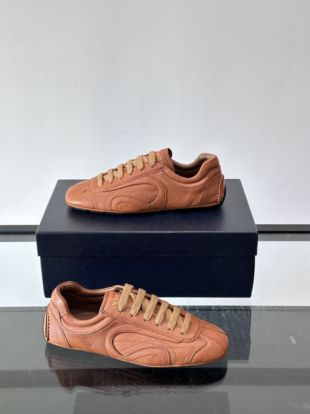 Prada Montecarlo男士薄底运动鞋，采用优质NaPPa皮革，质感细腻又耐用。灵感源自赛车运动