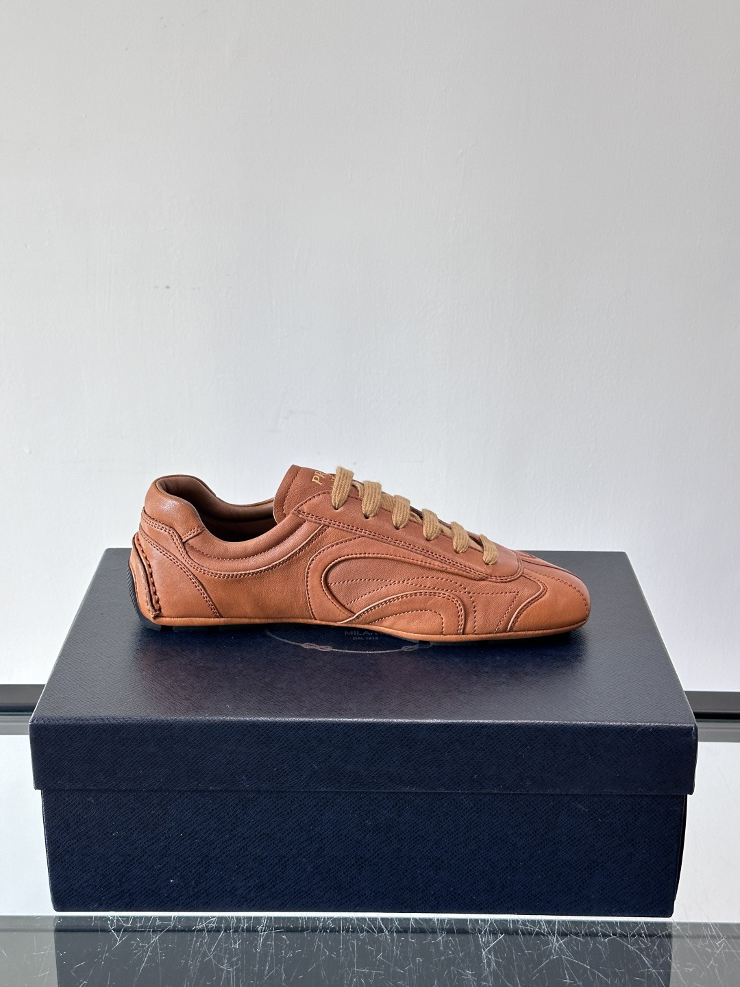 Prada Montecarlo男士薄底运动鞋，采用优质NaPPa皮革，质感细腻又耐用。灵感源自赛车运动