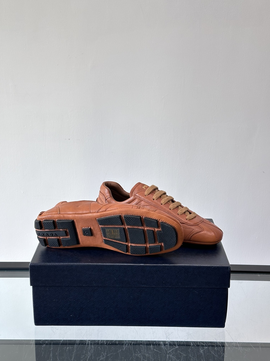 Prada Montecarlo男士薄底运动鞋，采用优质NaPPa皮革，质感细腻又耐用。灵感源自赛车运动