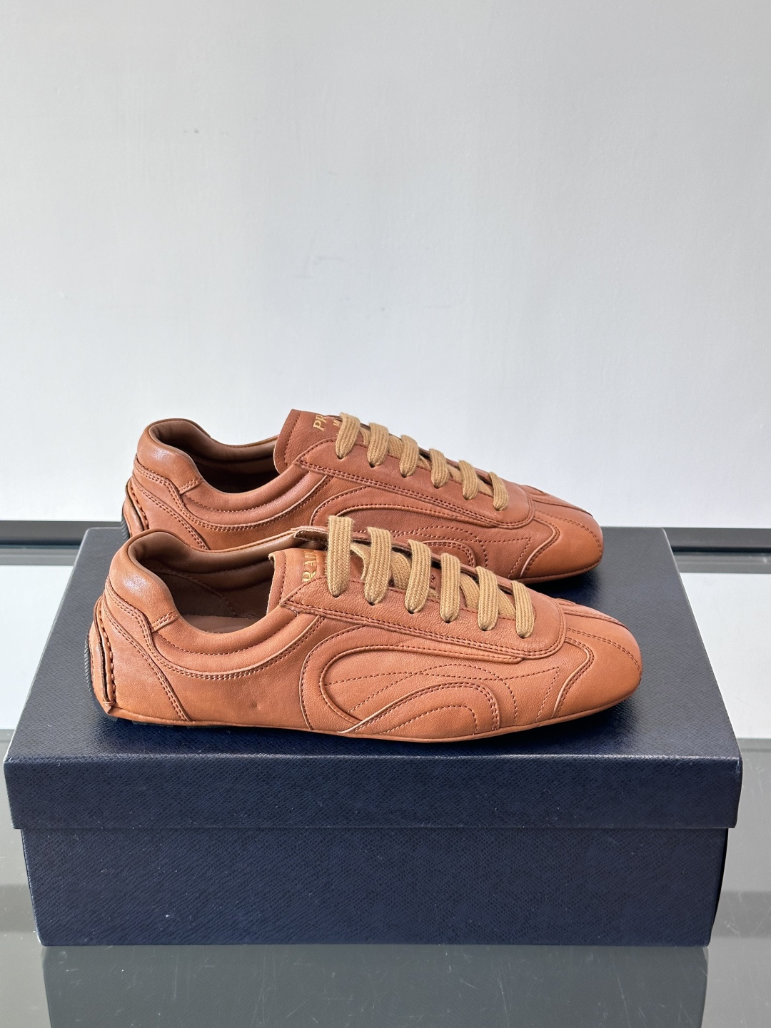 Prada Montecarlo男士薄底运动鞋，采用优质NaPPa皮革，质感细腻又耐用。灵感源自赛车运动