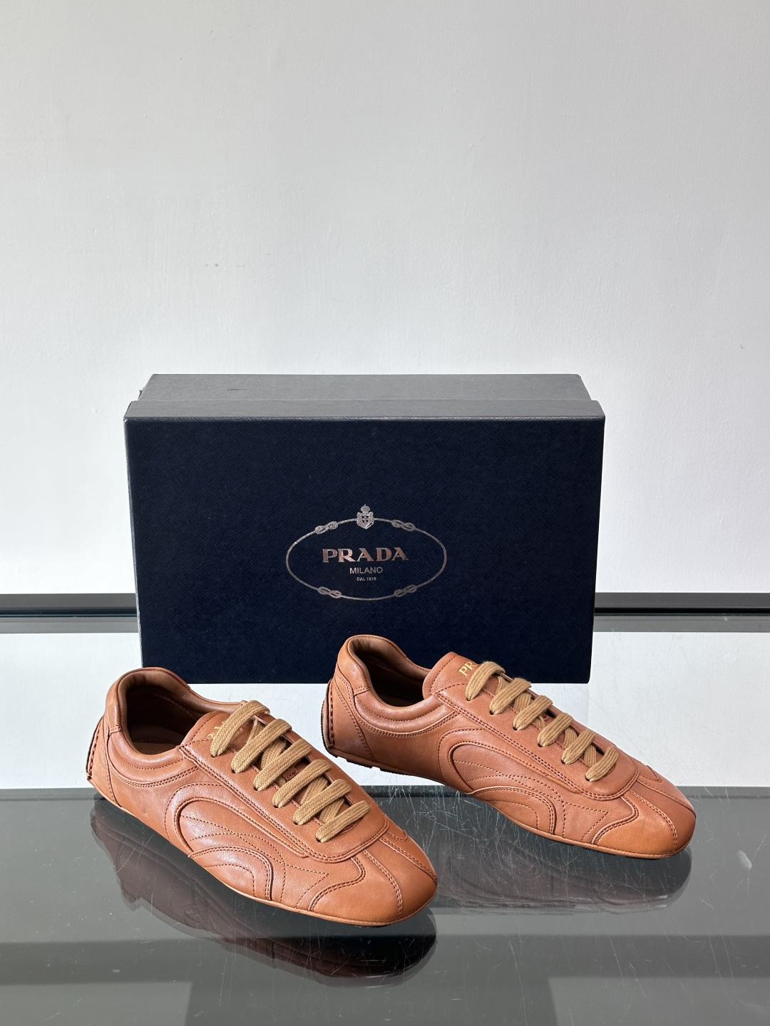 Prada Montecarlo男士薄底运动鞋，采用优质NaPPa皮革，质感细腻又耐用。灵感源自赛车运动