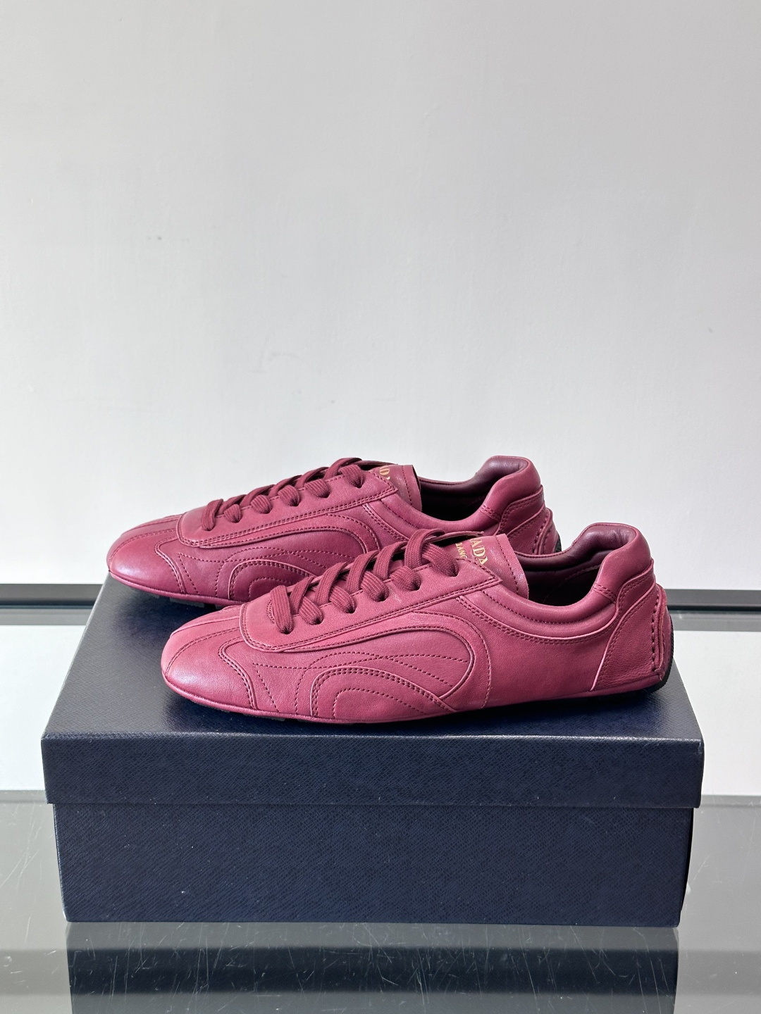 Prada Montecarlo男士薄底运动鞋，采用优质NaPPa皮革，质感细腻又耐用。灵感源自赛车运动