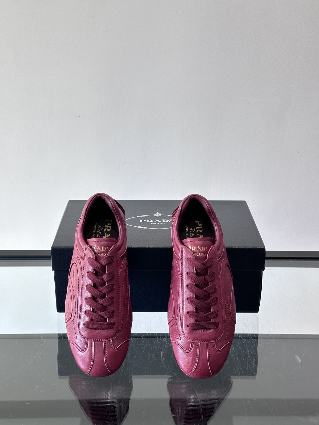 Prada Montecarlo男士薄底运动鞋，采用优质NaPPa皮革，质感细腻又耐用。灵感源自赛车运动