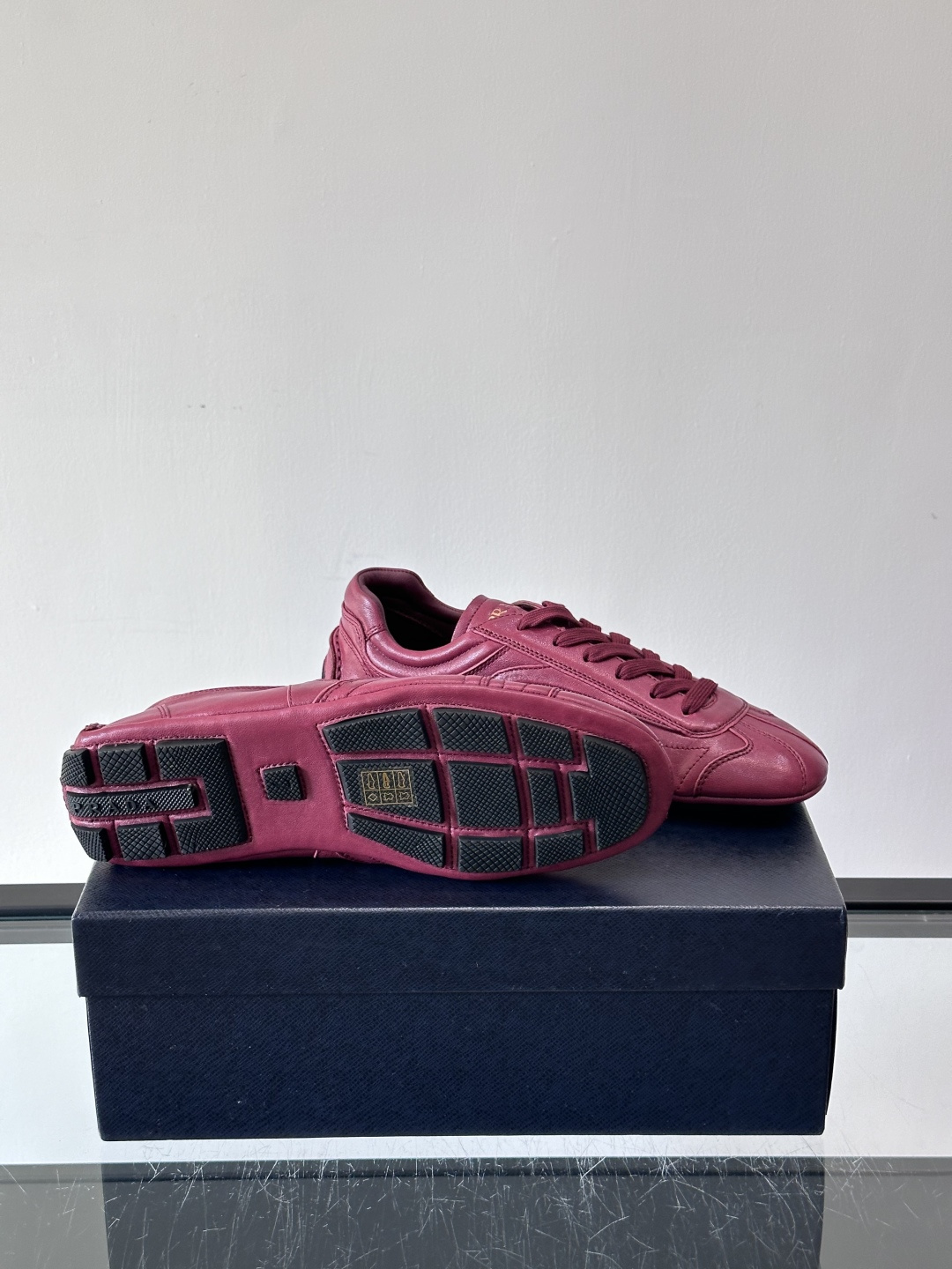 Prada Montecarlo男士薄底运动鞋，采用优质NaPPa皮革，质感细腻又耐用。灵感源自赛车运动